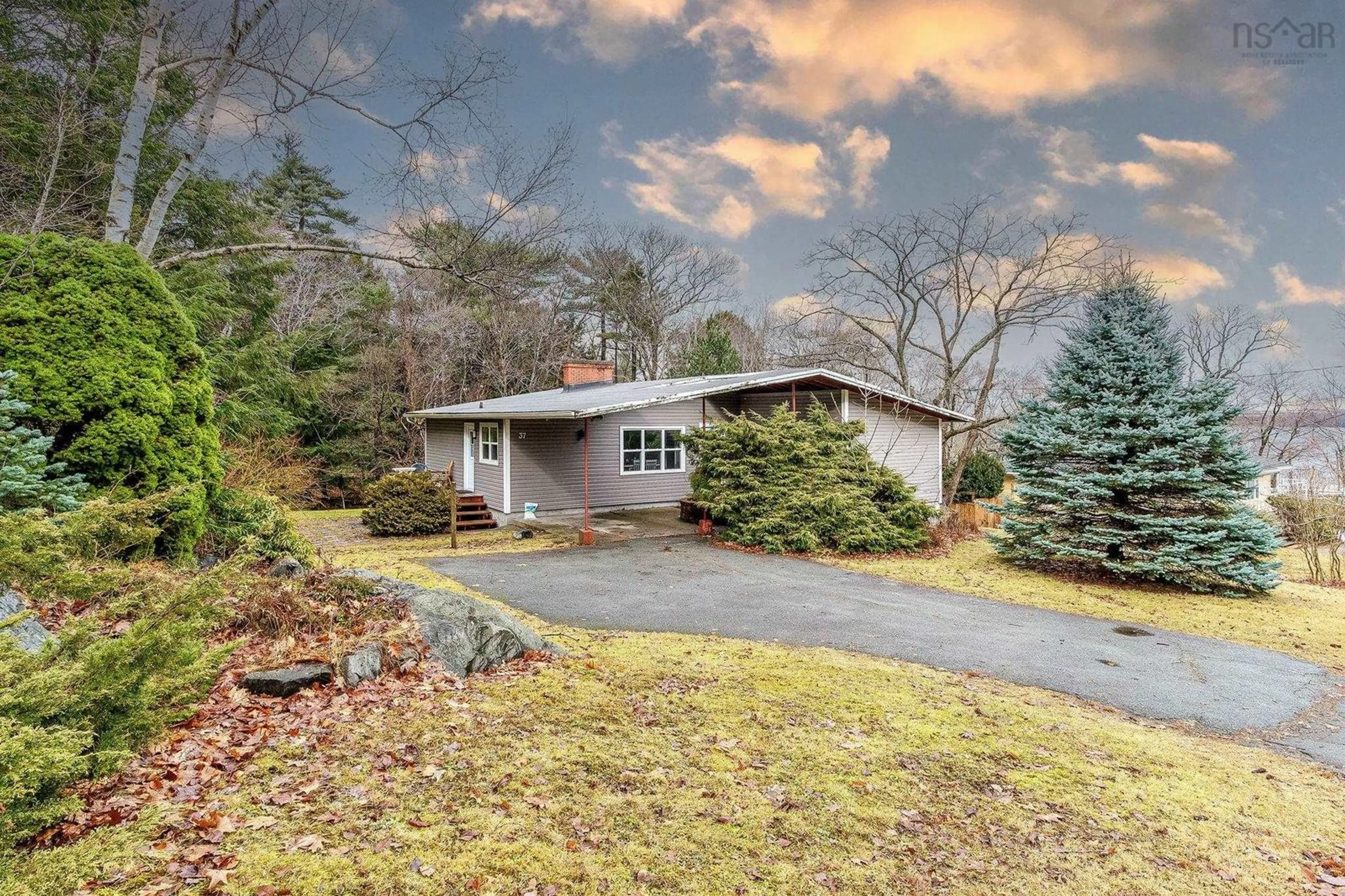 A pic from outside/outdoor area/front of a property/back of a property/a pic from drone, unknown for 37 Sherbrooke Dr, Halifax Nova Scotia B3M 1P5