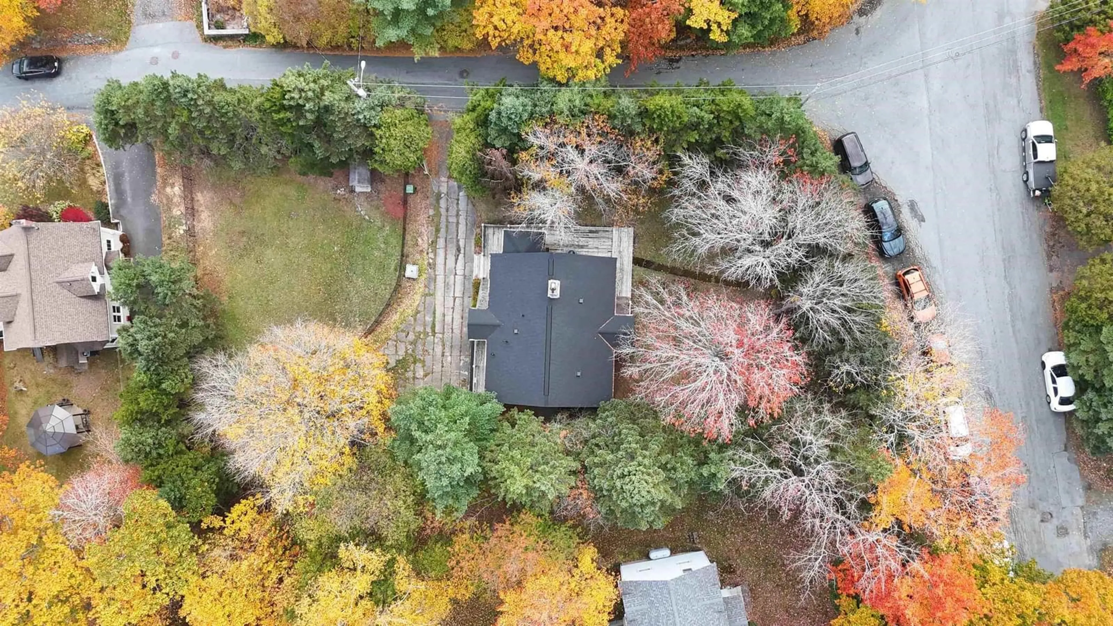 A pic from outside/outdoor area/front of a property/back of a property/a pic from drone, unknown for 11 Lindsay Hill, Bedford Nova Scotia B4A 1N5