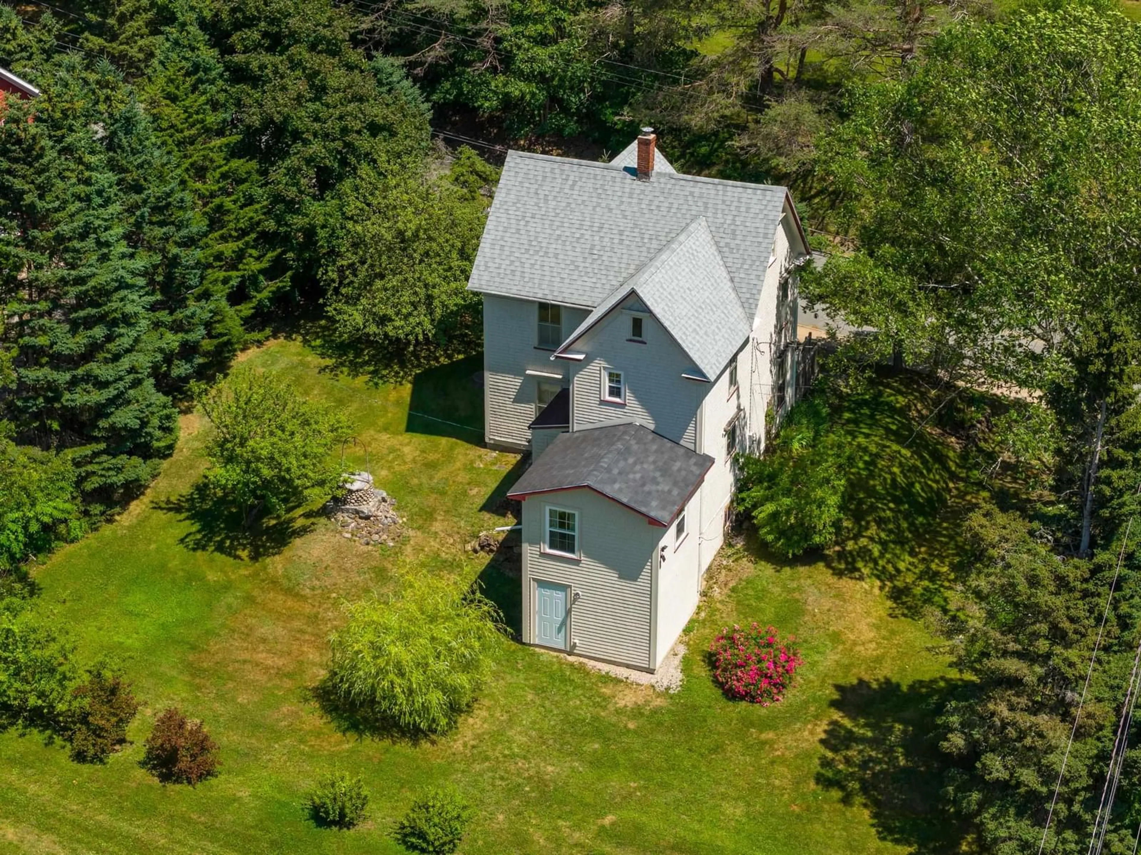 A pic from outside/outdoor area/front of a property/back of a property/a pic from drone, building for 149 Duke St, Chester Nova Scotia B0J 1J0