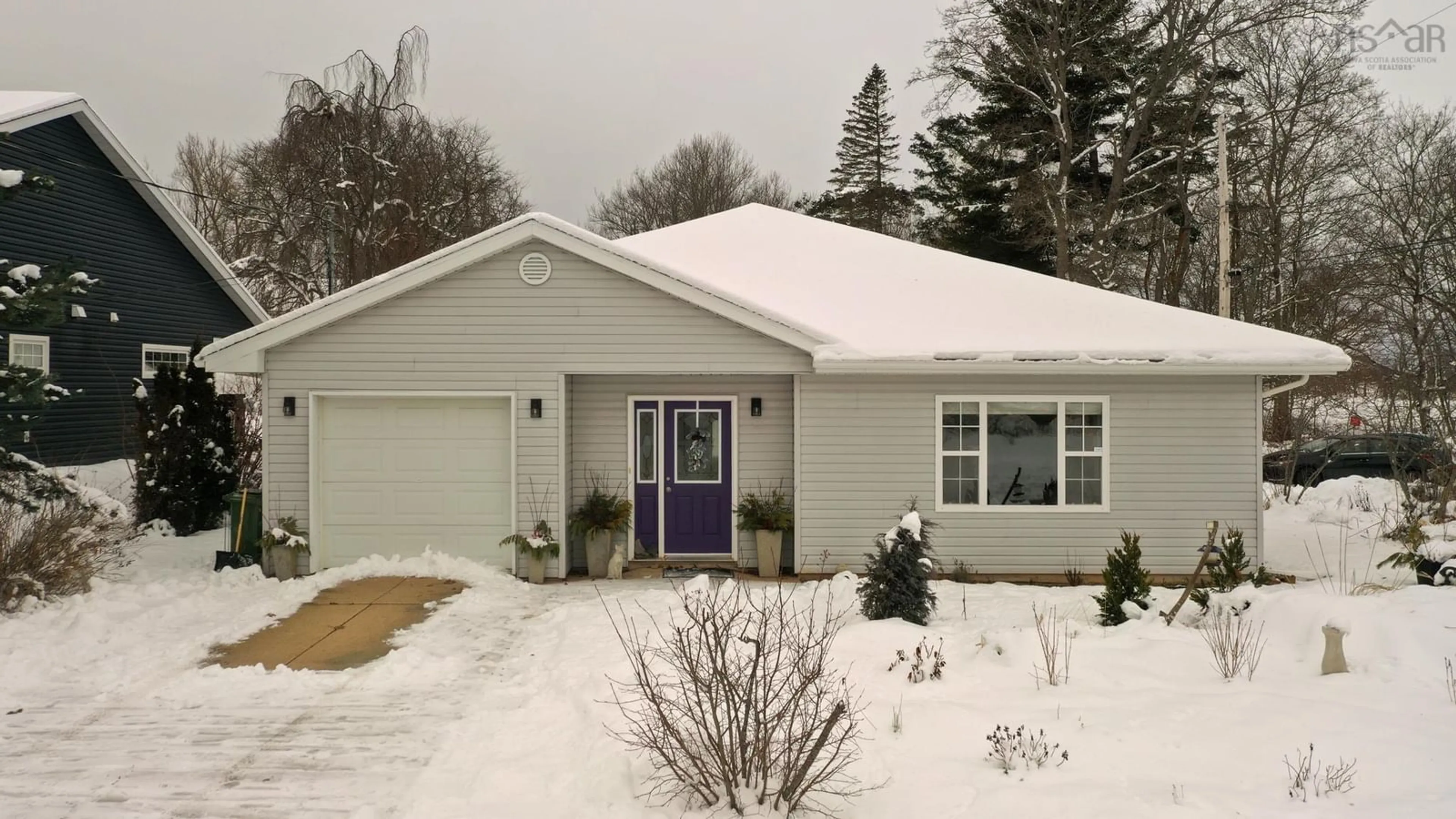 Home with vinyl exterior material, street for 27 Whidden Ave, Wolfville Nova Scotia B4P 0A3