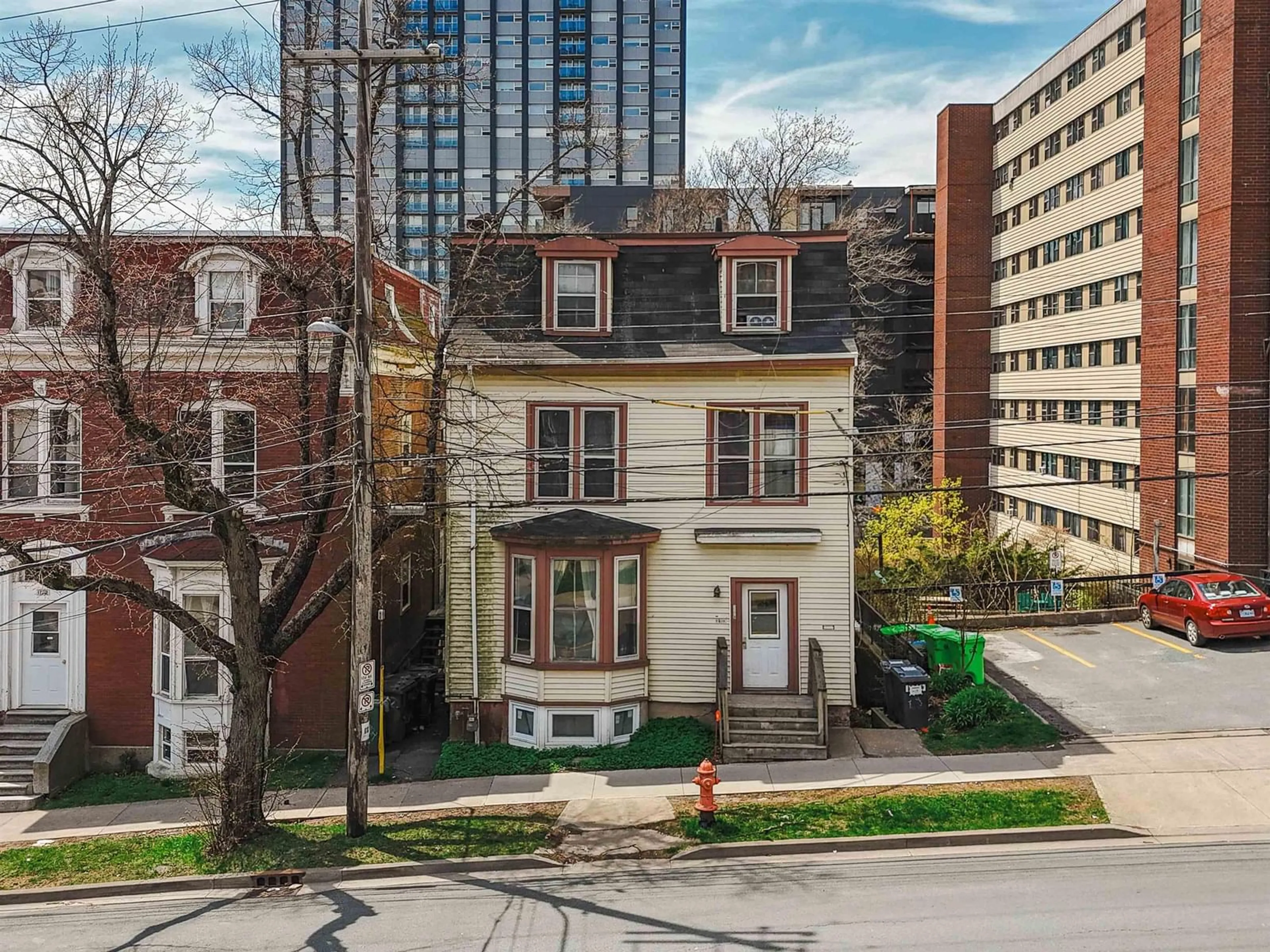 A pic from outside/outdoor area/front of a property/back of a property/a pic from drone, city buildings view from balcony for 1178 Queen St, Halifax Nova Scotia B3H 2S3