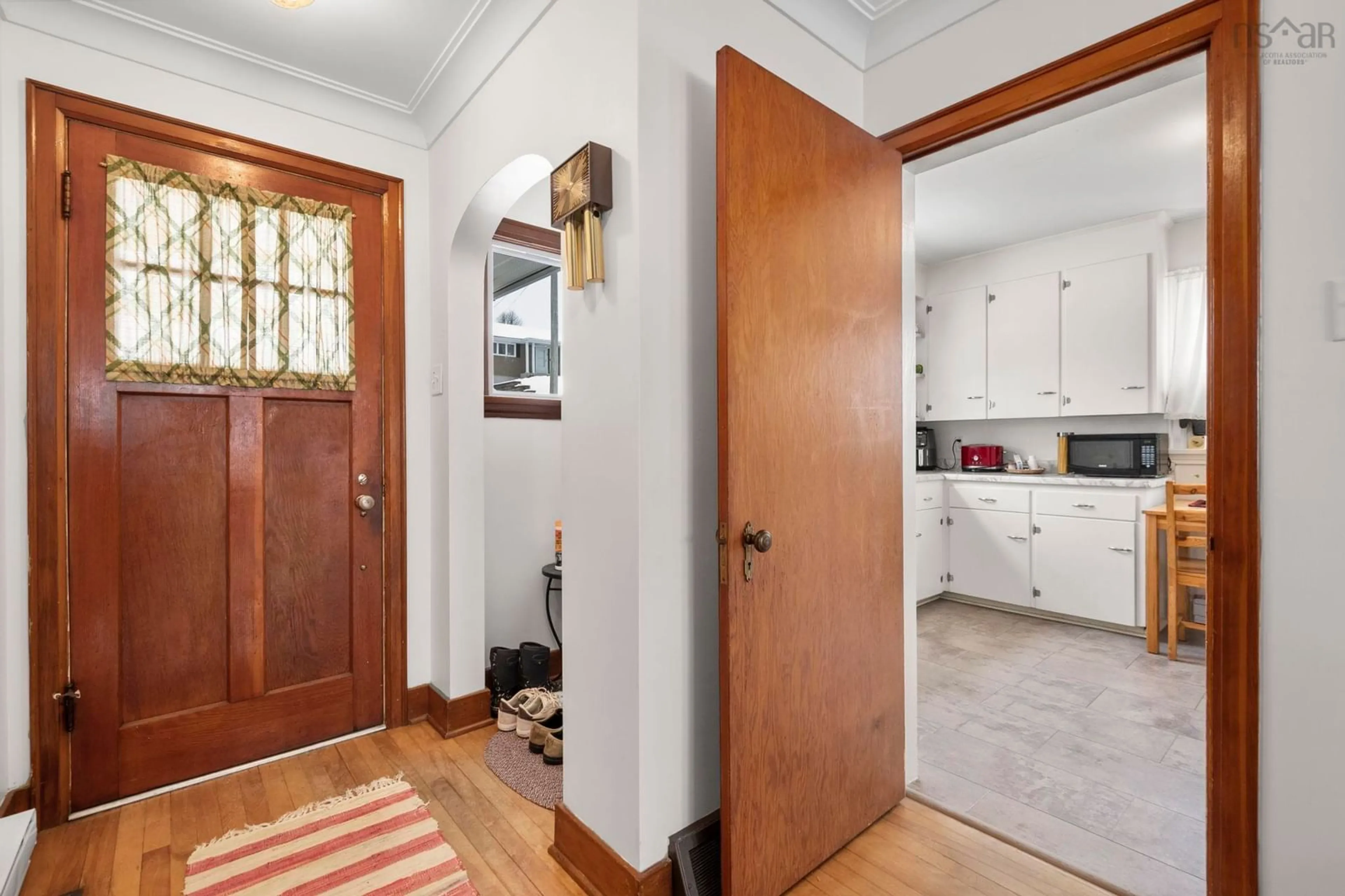 Indoor entryway for 27 Chittick Ave, Dartmouth Nova Scotia B2Y 3J7