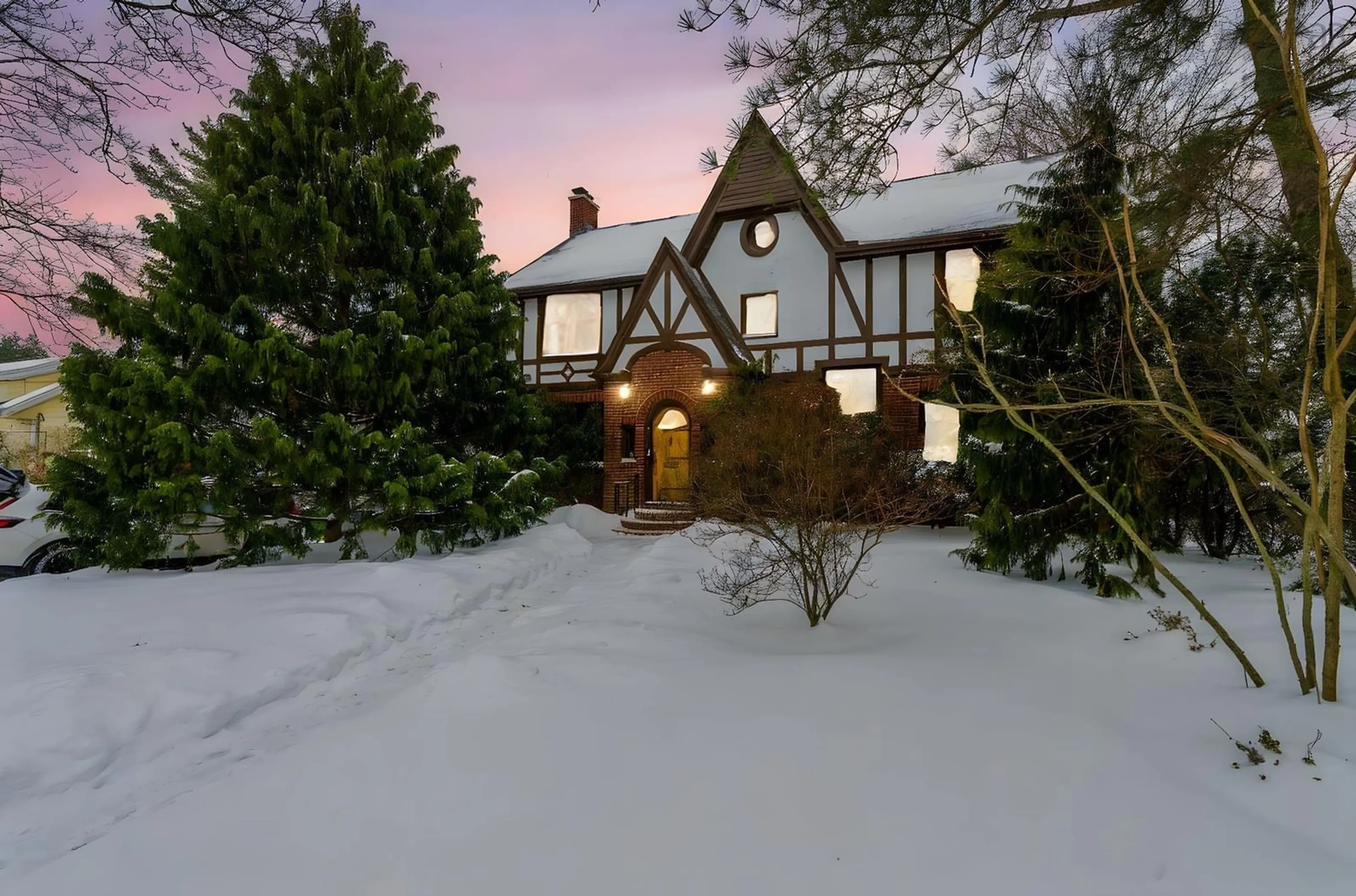 A pic from outside/outdoor area/front of a property/back of a property/a pic from drone, street for 1950 Connaught Ave, Halifax Nova Scotia B3H 4E1