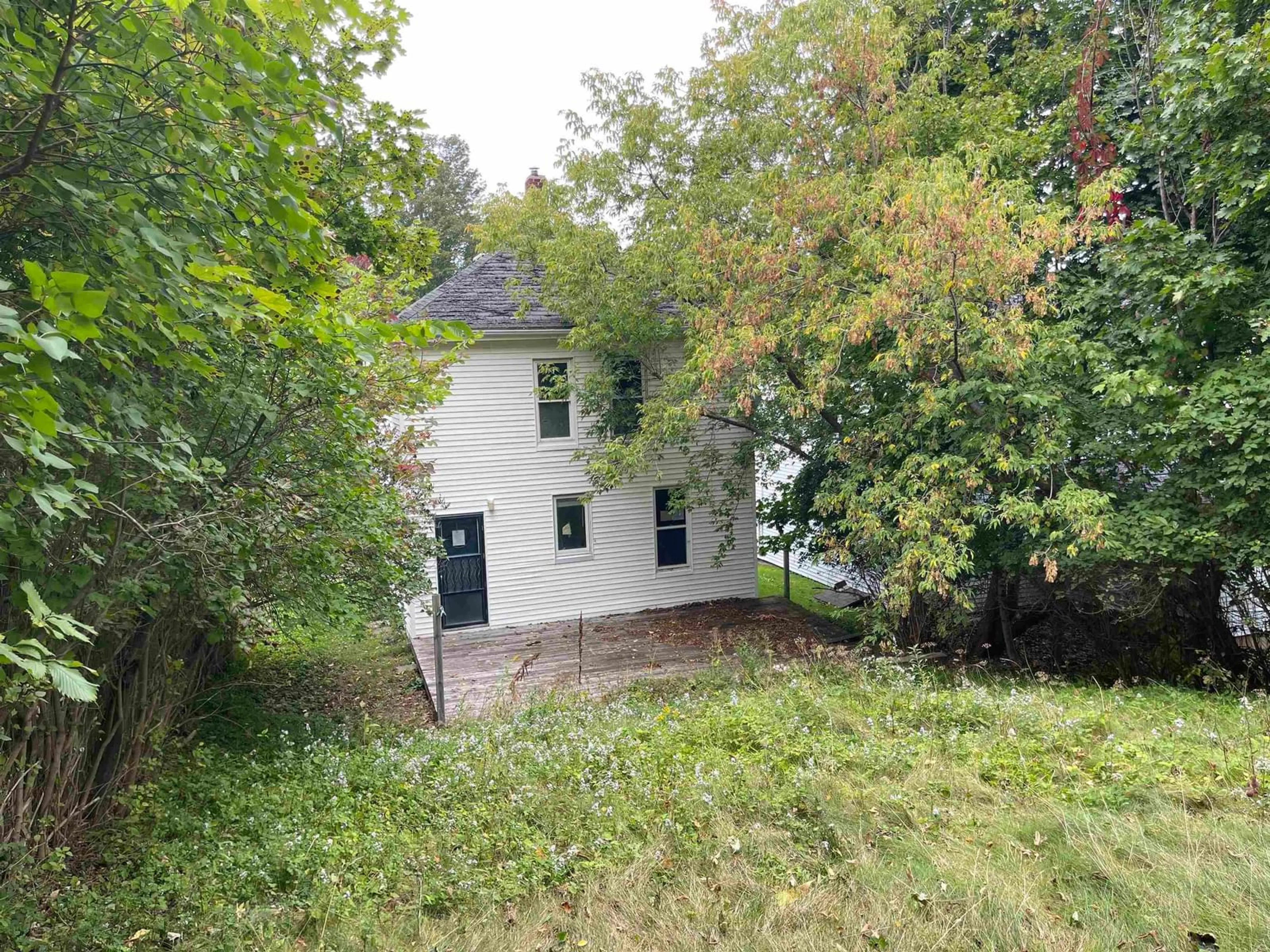 A pic from outside/outdoor area/front of a property/back of a property/a pic from drone, unknown for 42 Bell St, New Glasgow Nova Scotia B2H 2A9