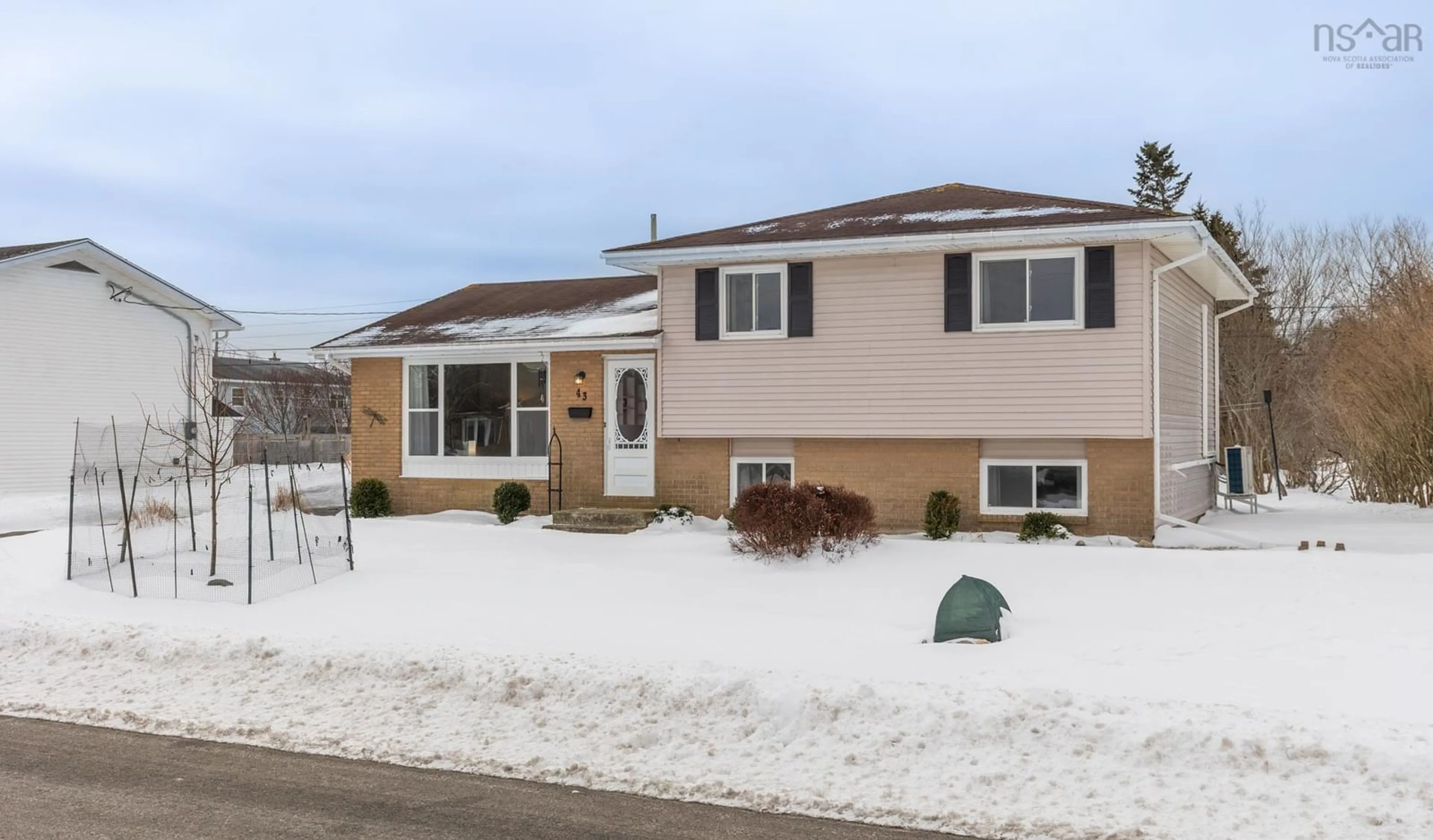 Home with vinyl exterior material, street for 43 James St, Yarmouth Nova Scotia B5A 4R1