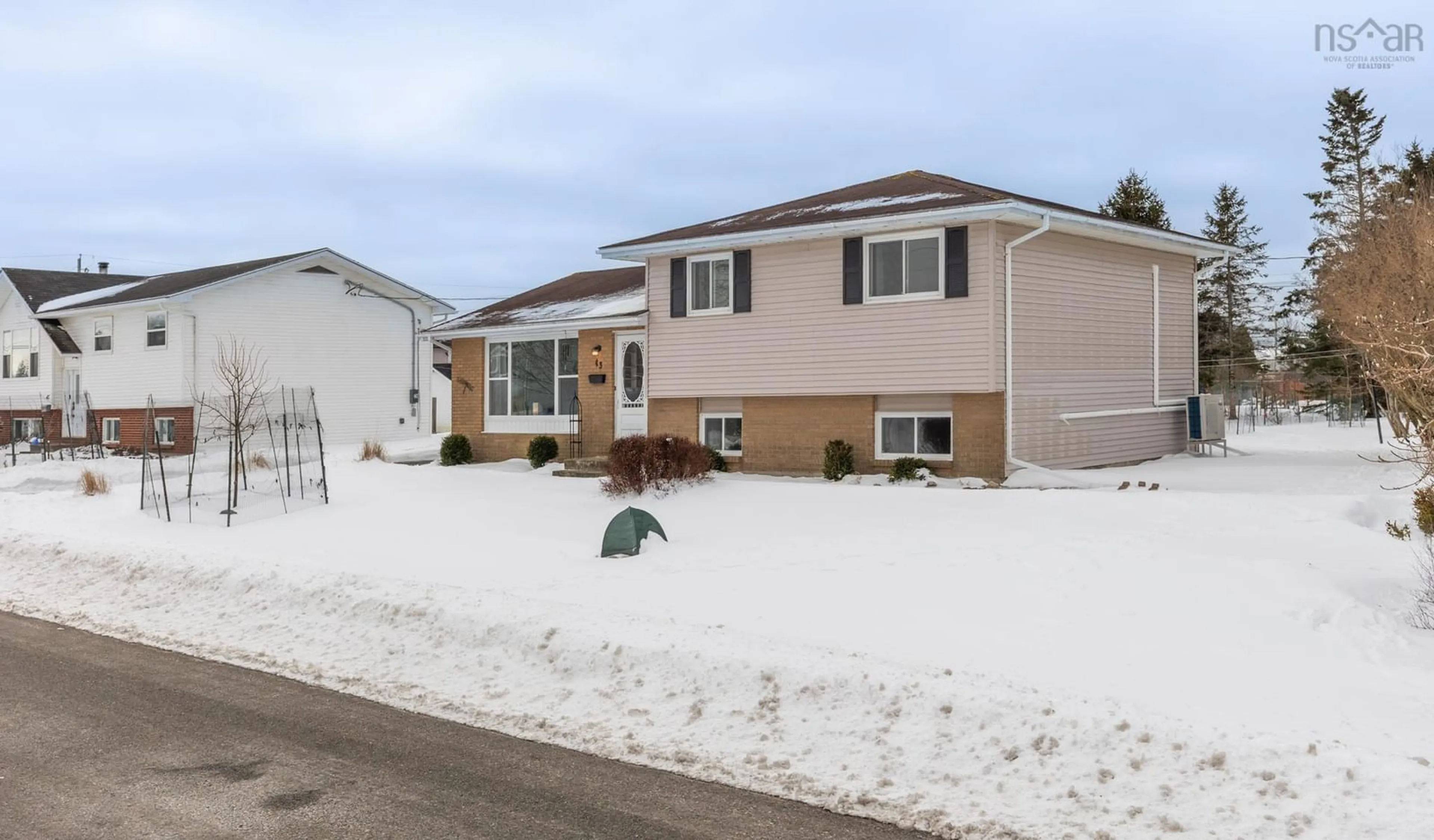 Home with vinyl exterior material, street for 43 James St, Yarmouth Nova Scotia B5A 4R1