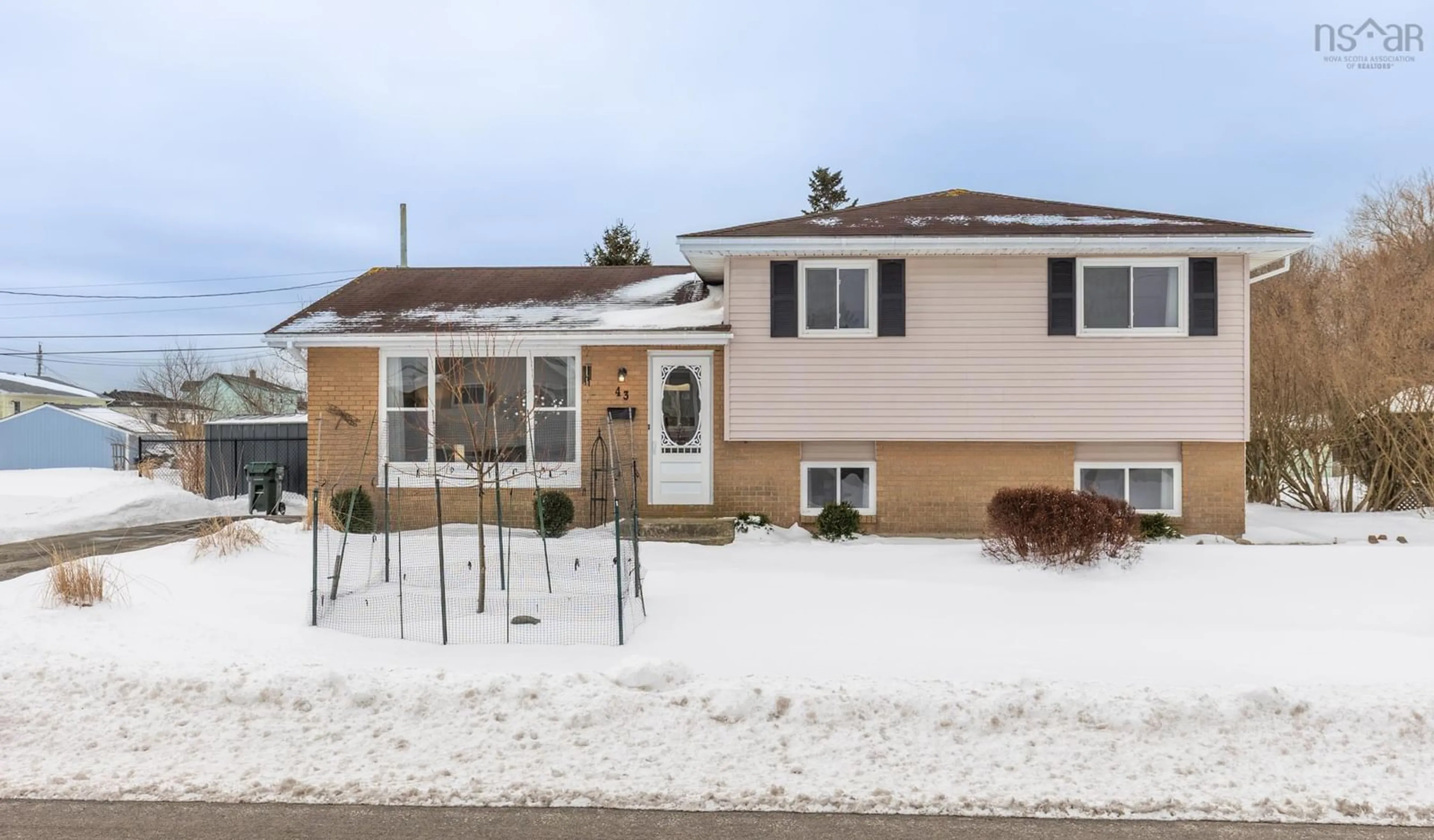 Home with vinyl exterior material, street for 43 James St, Yarmouth Nova Scotia B5A 4R1