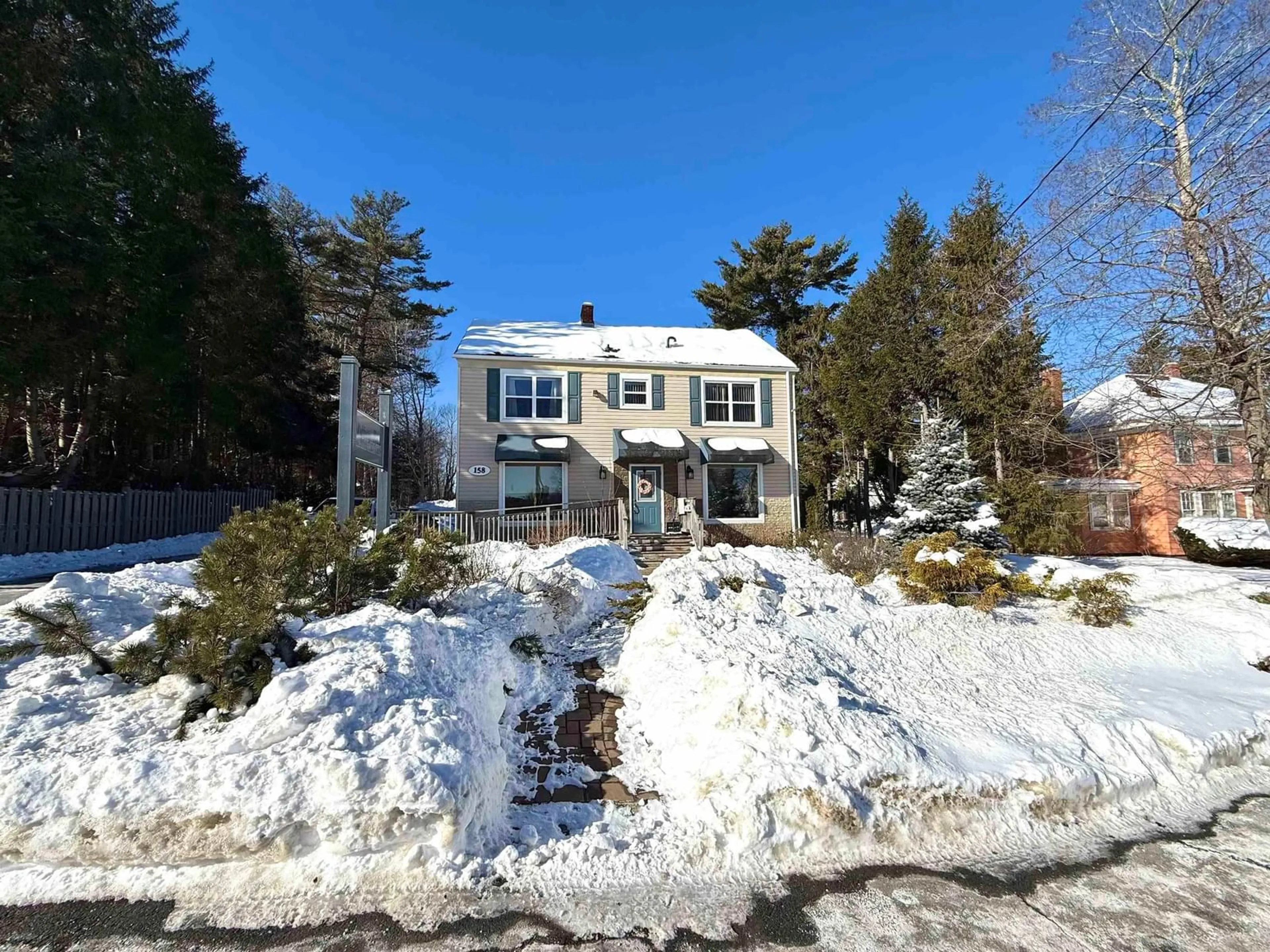 A pic from outside/outdoor area/front of a property/back of a property/a pic from drone, street for 158 Dufferin St, Bridgewater Nova Scotia B4V 2M1