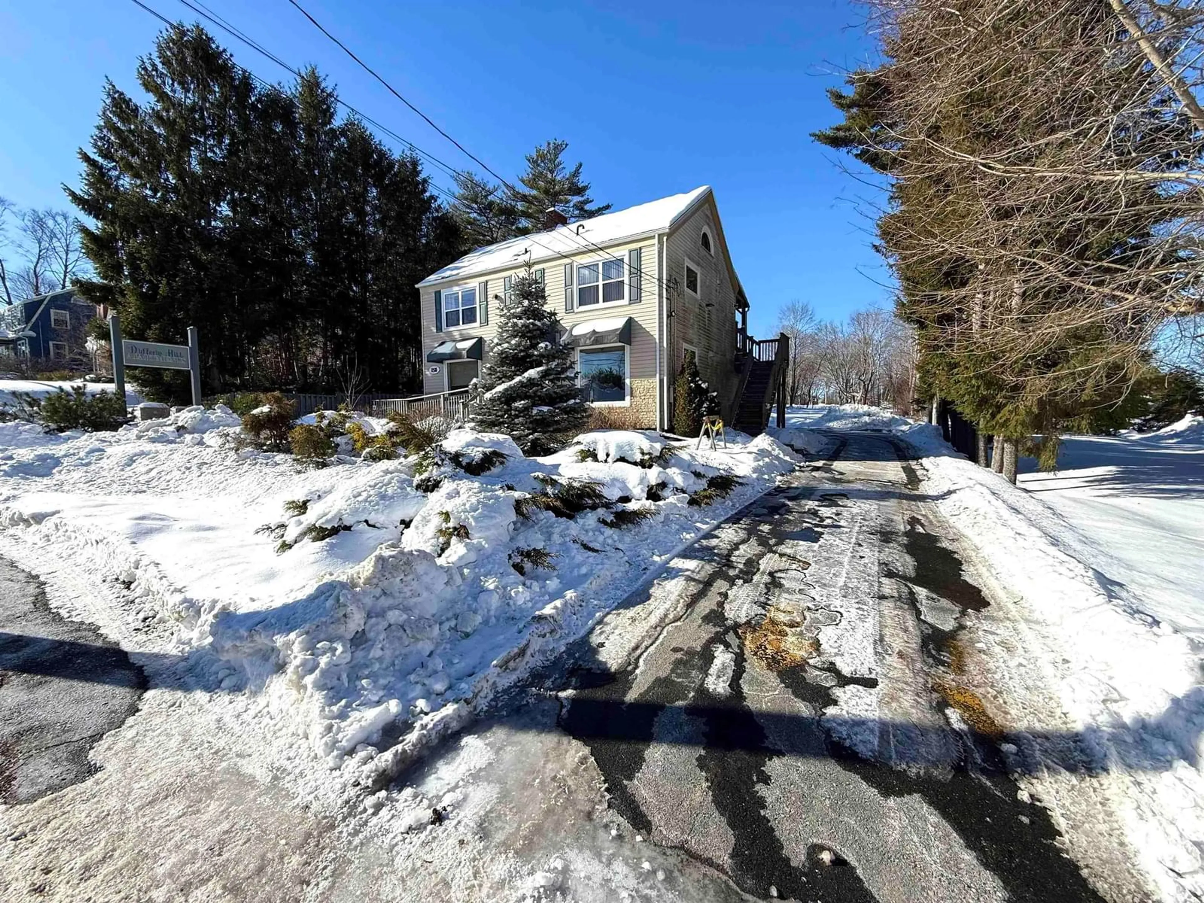 A pic from outside/outdoor area/front of a property/back of a property/a pic from drone, street for 158 Dufferin St, Bridgewater Nova Scotia B4V 2M1