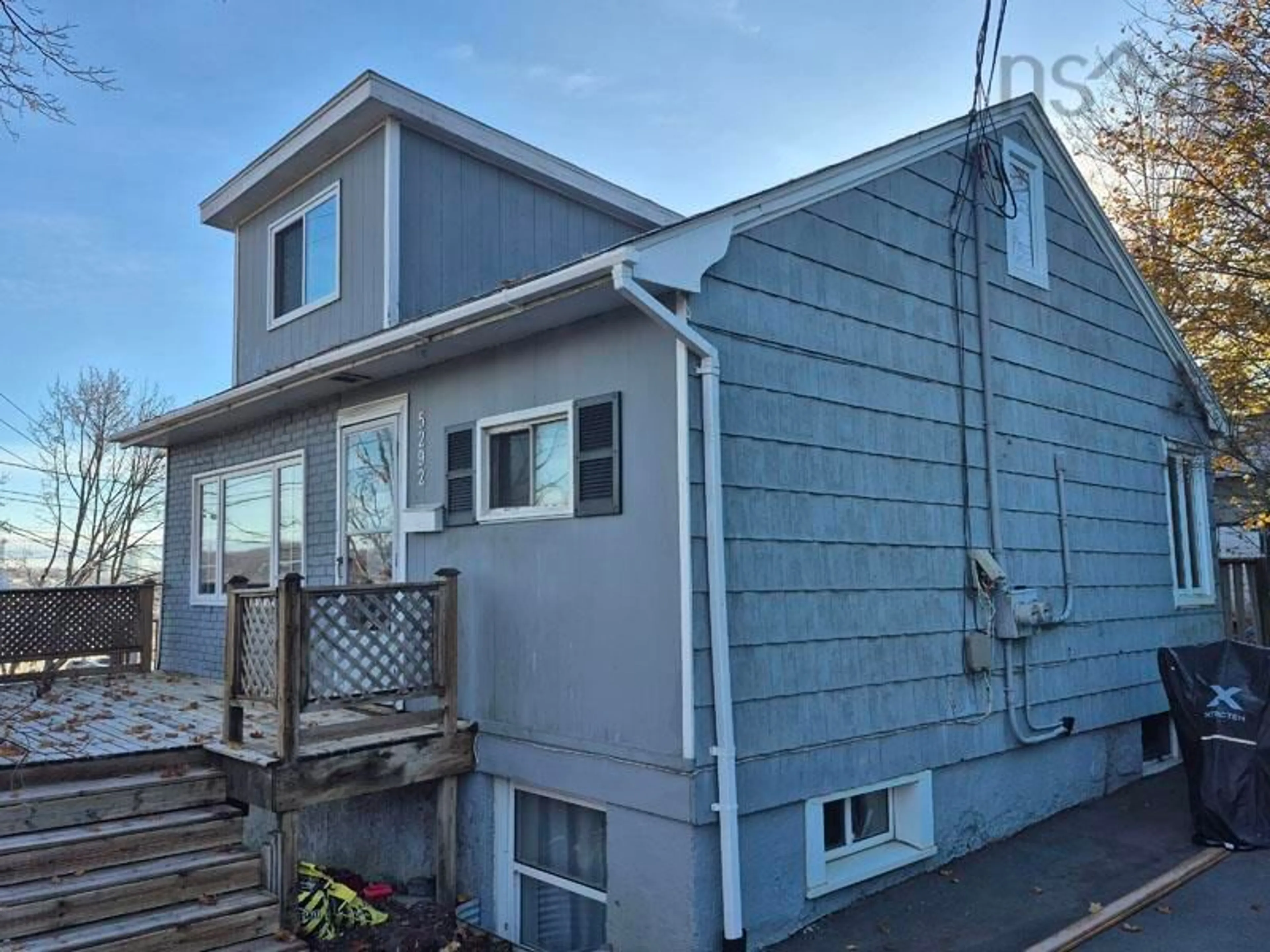 Home with vinyl exterior material, building for 5292 Glebe St, Halifax Nova Scotia B3K 2P8