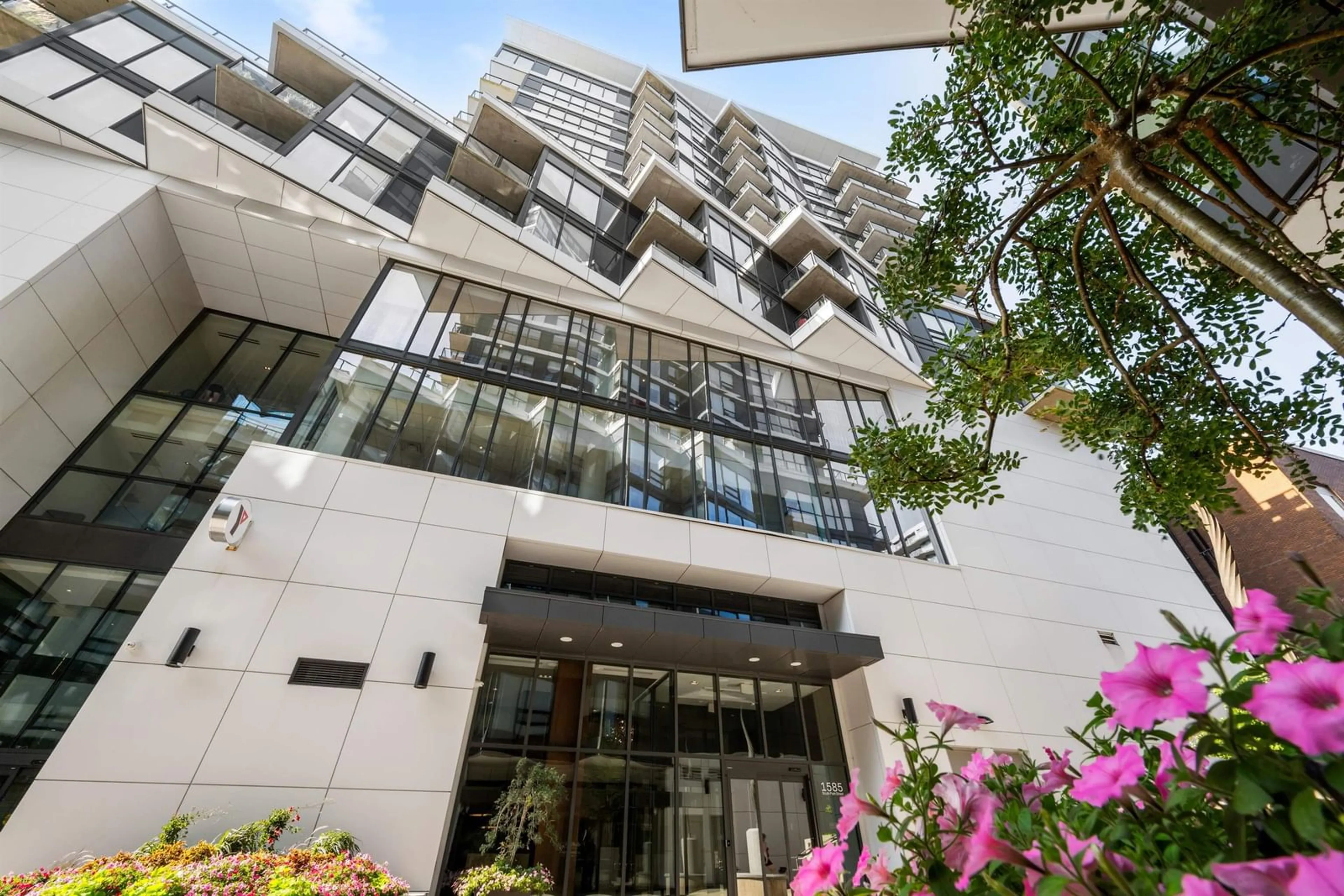 Indoor foyer for 1585 South Park St #901, Halifax Nova Scotia B3J 0H8