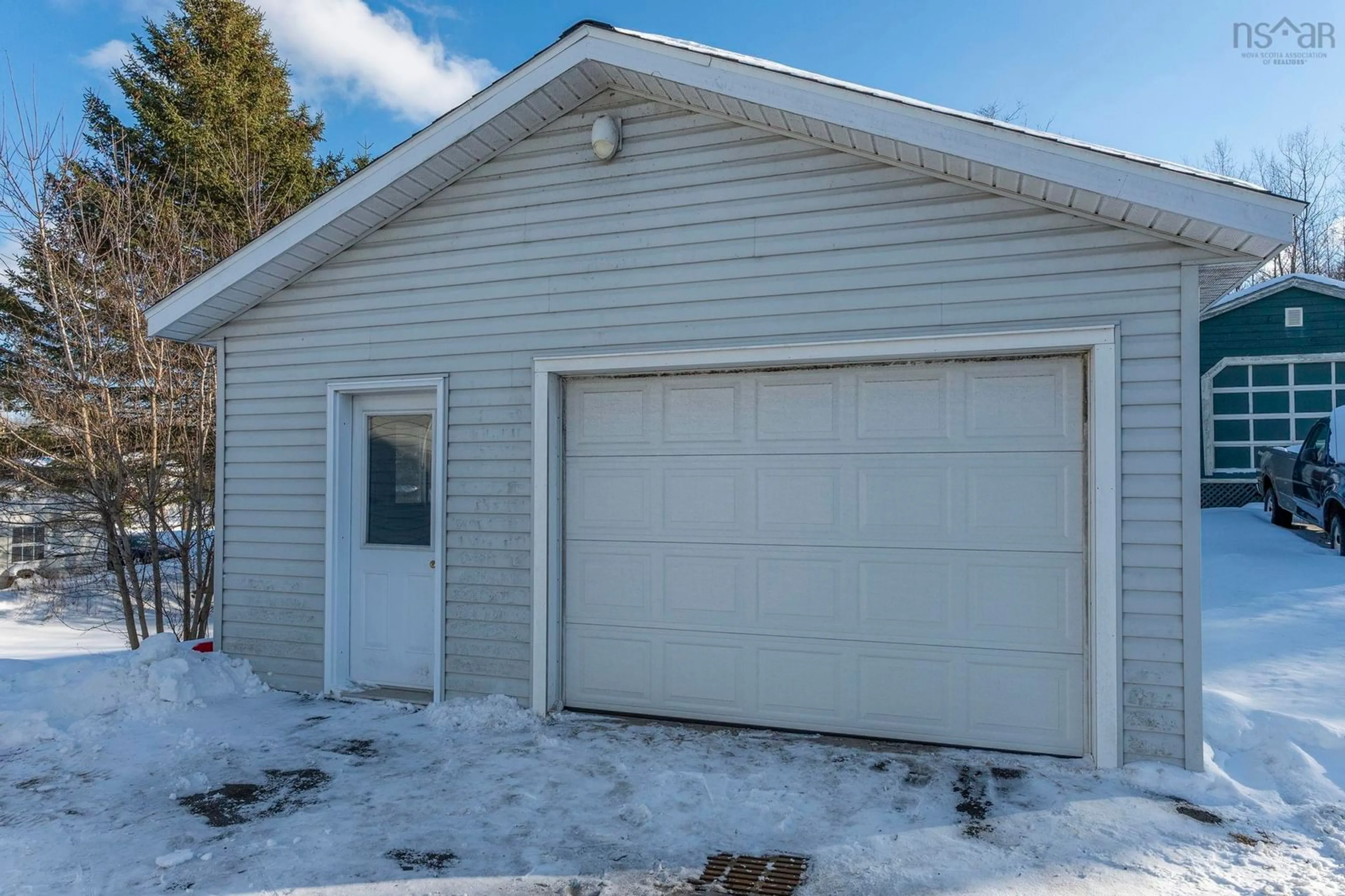 Indoor garage for 9584 Commercial St, New Minas Nova Scotia B4N 3E9
