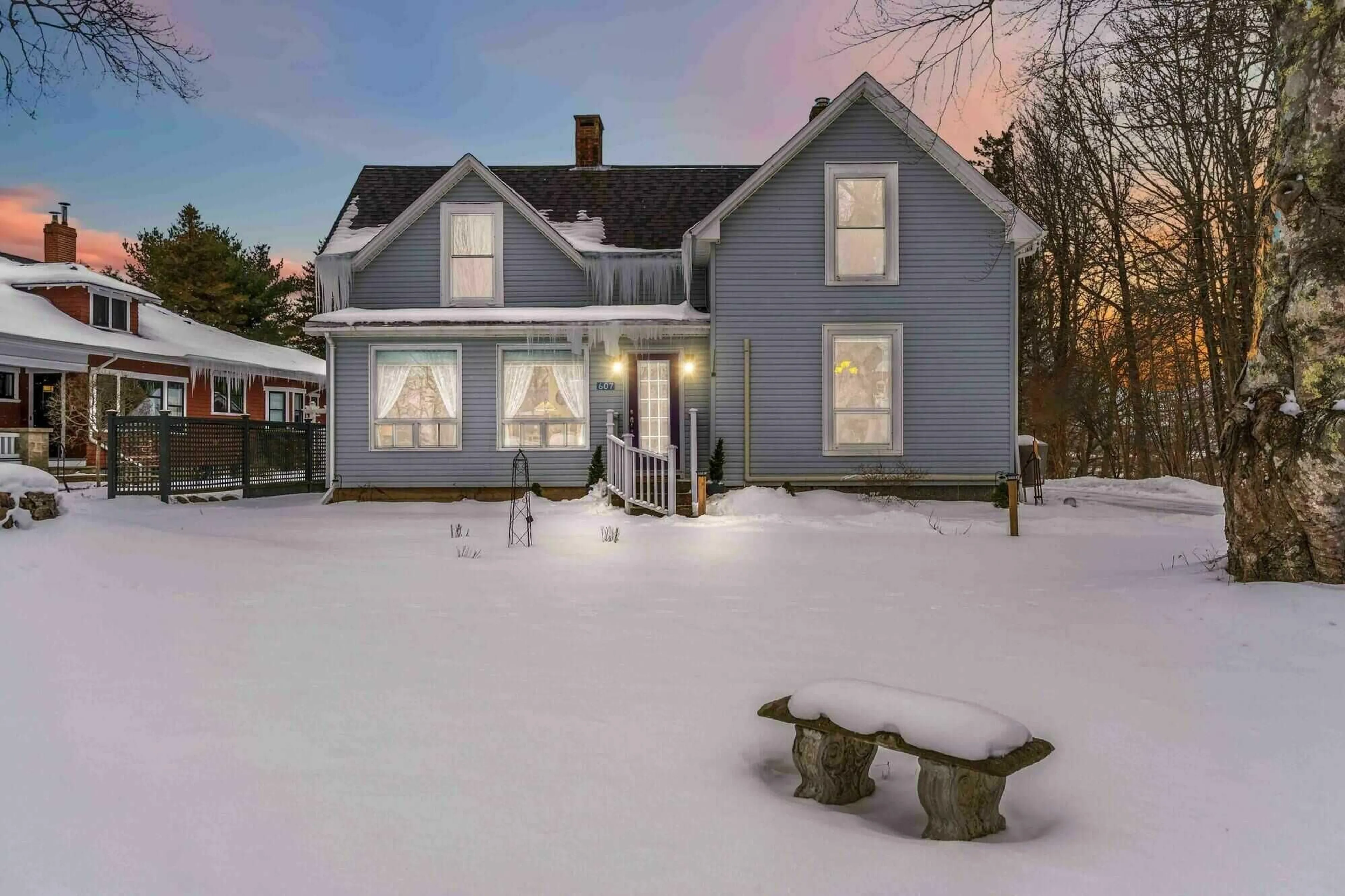 A pic from outside/outdoor area/front of a property/back of a property/a pic from drone, street for 607 St.George St, Annapolis Royal Nova Scotia B0S 1A0