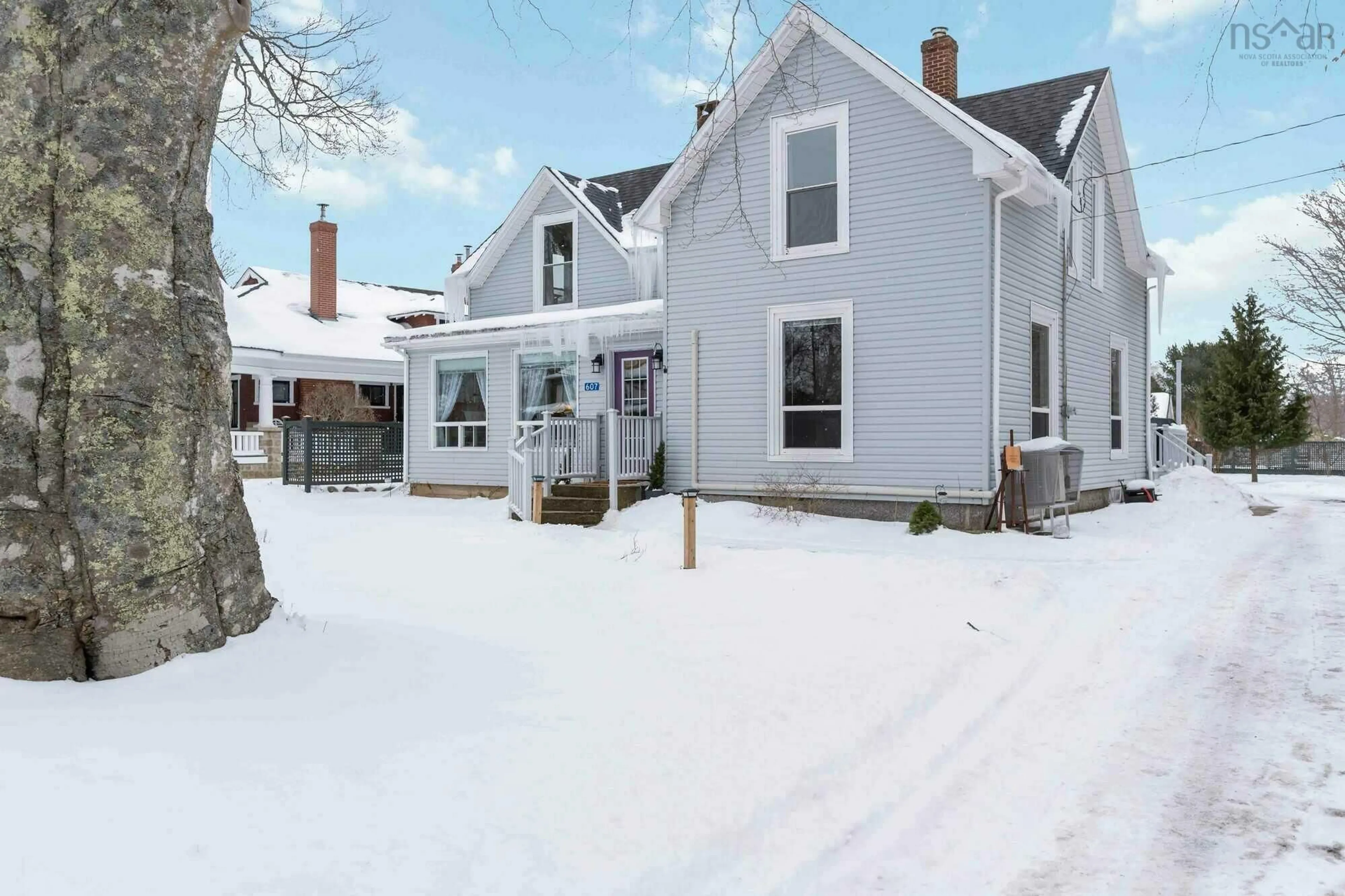 A pic from outside/outdoor area/front of a property/back of a property/a pic from drone, street for 607 St.George St, Annapolis Royal Nova Scotia B0S 1A0