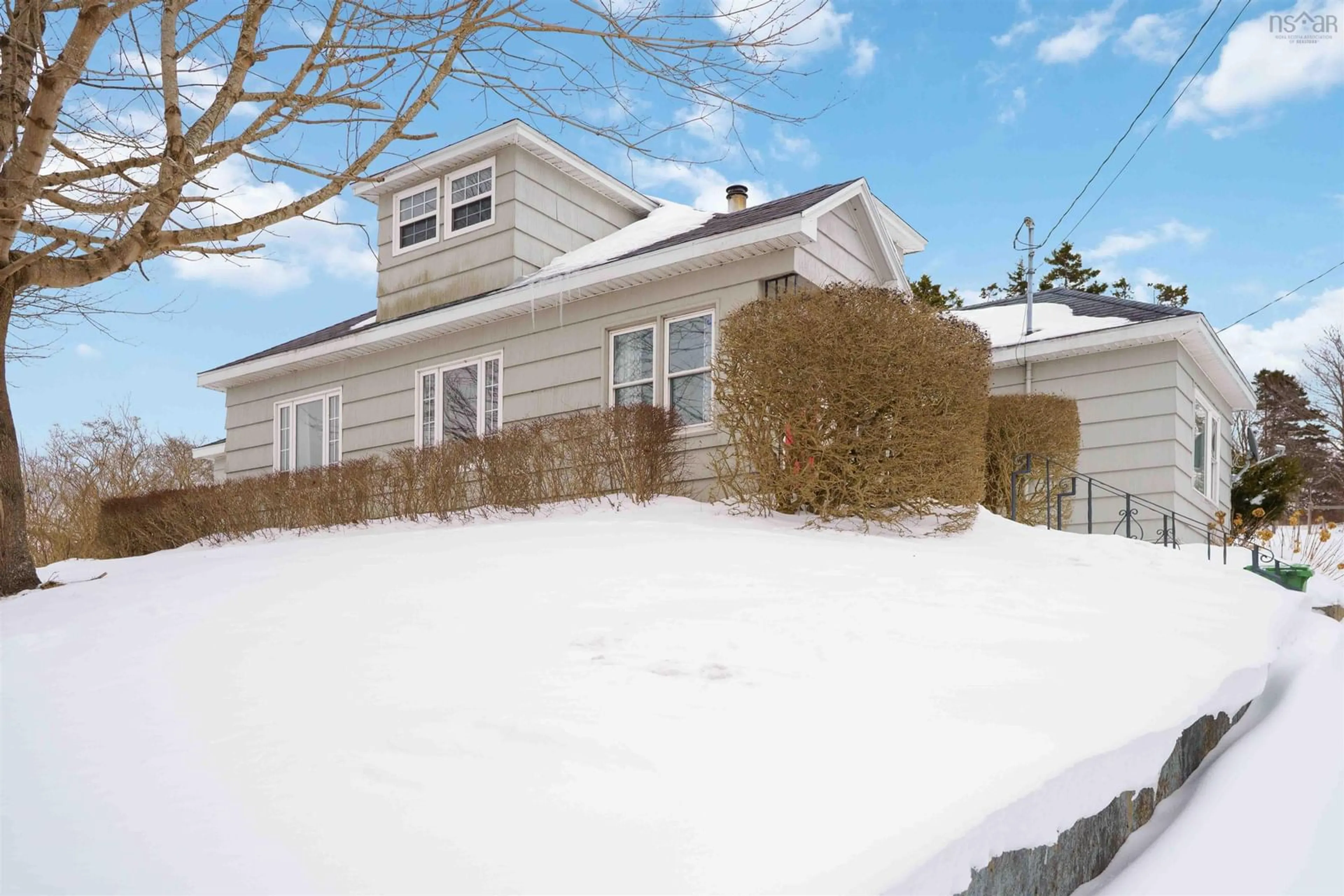 Home with vinyl exterior material, street for 722 Highway 1, Hebron Nova Scotia B5A 5Z5