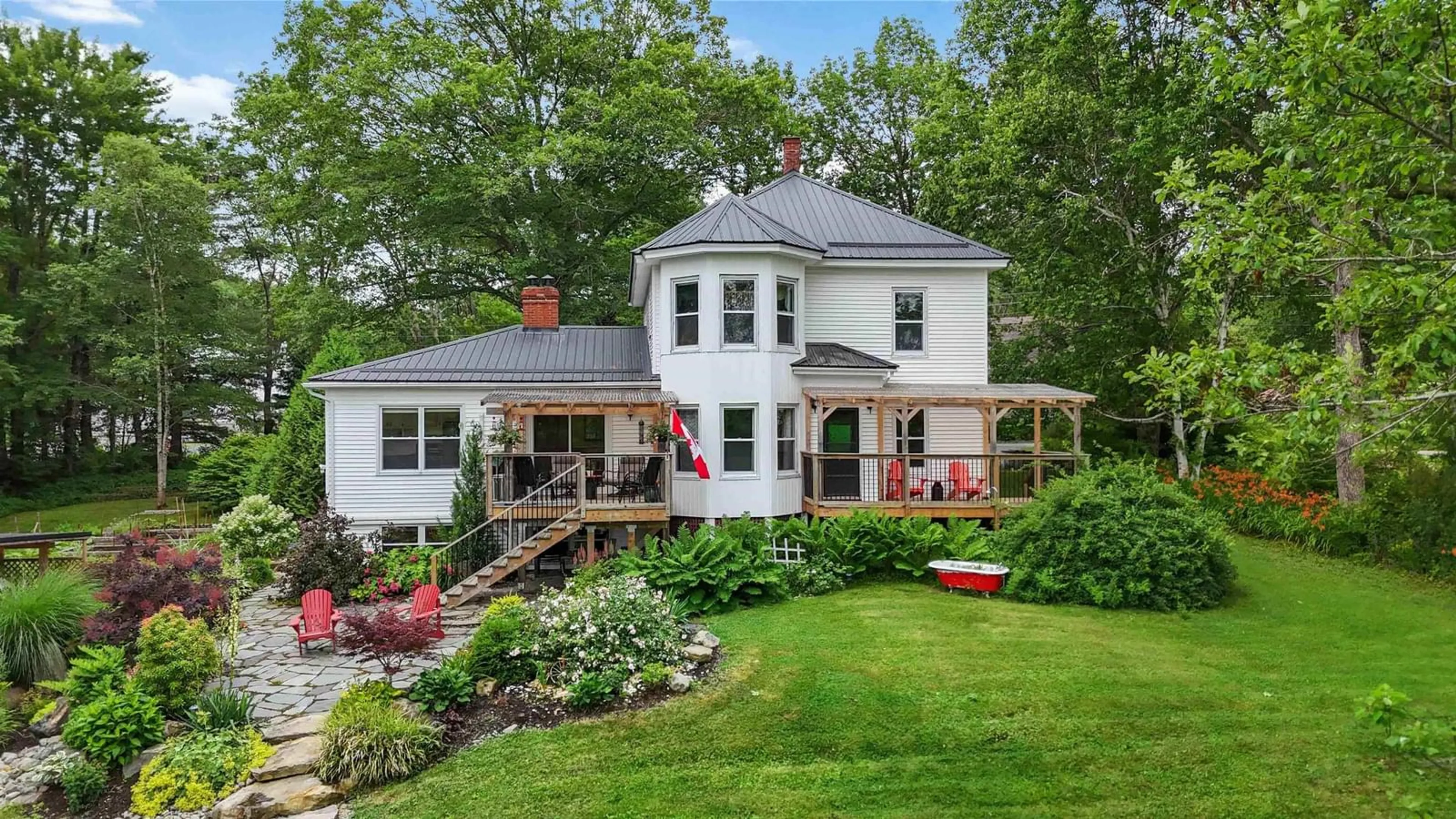 A pic from outside/outdoor area/front of a property/back of a property/a pic from drone, unknown for 336 West St, Milton Nova Scotia B0T 1P0