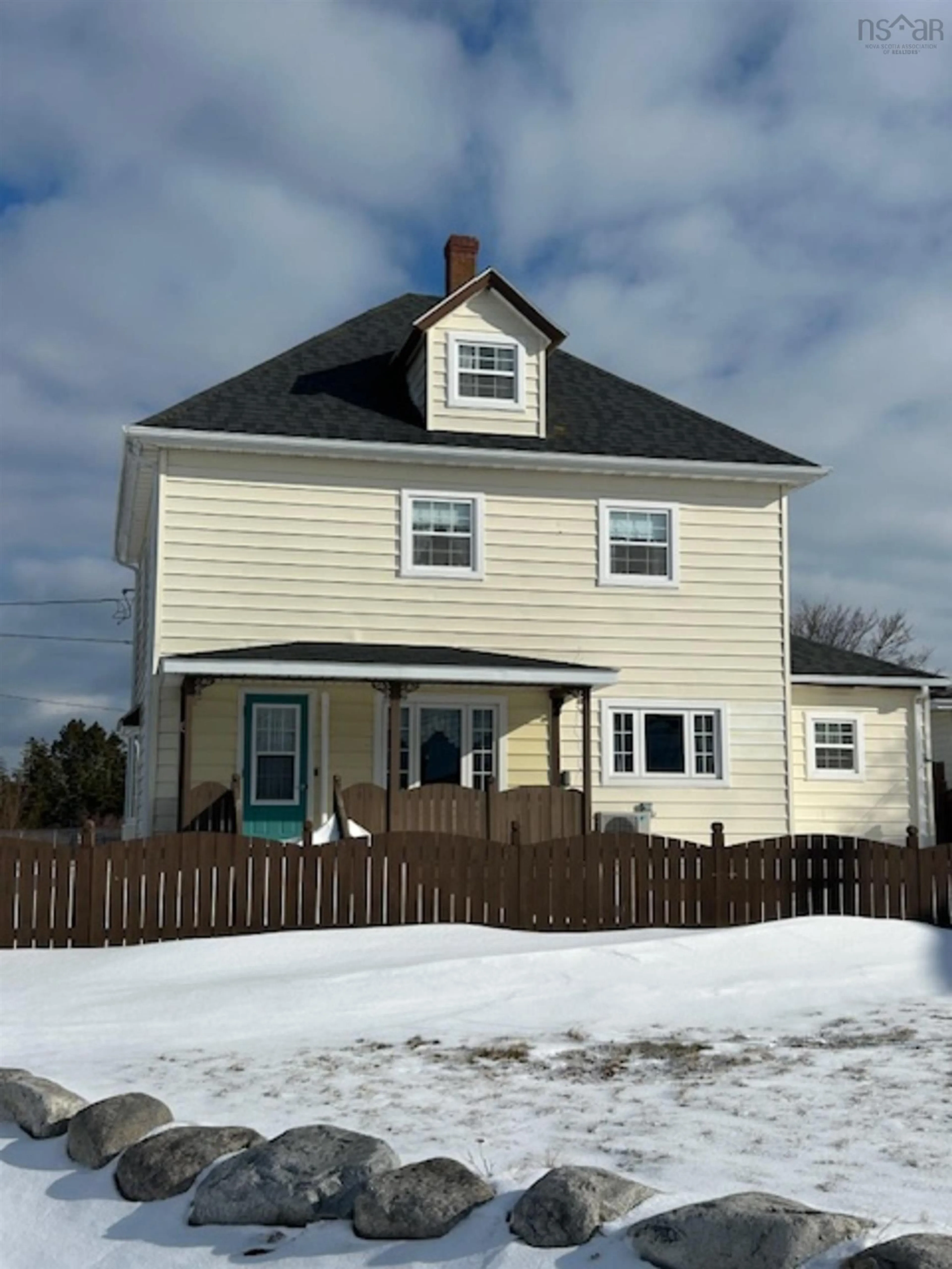 Home with vinyl exterior material, building for 6 School St, Clark's Harbour Nova Scotia B0W 1P0