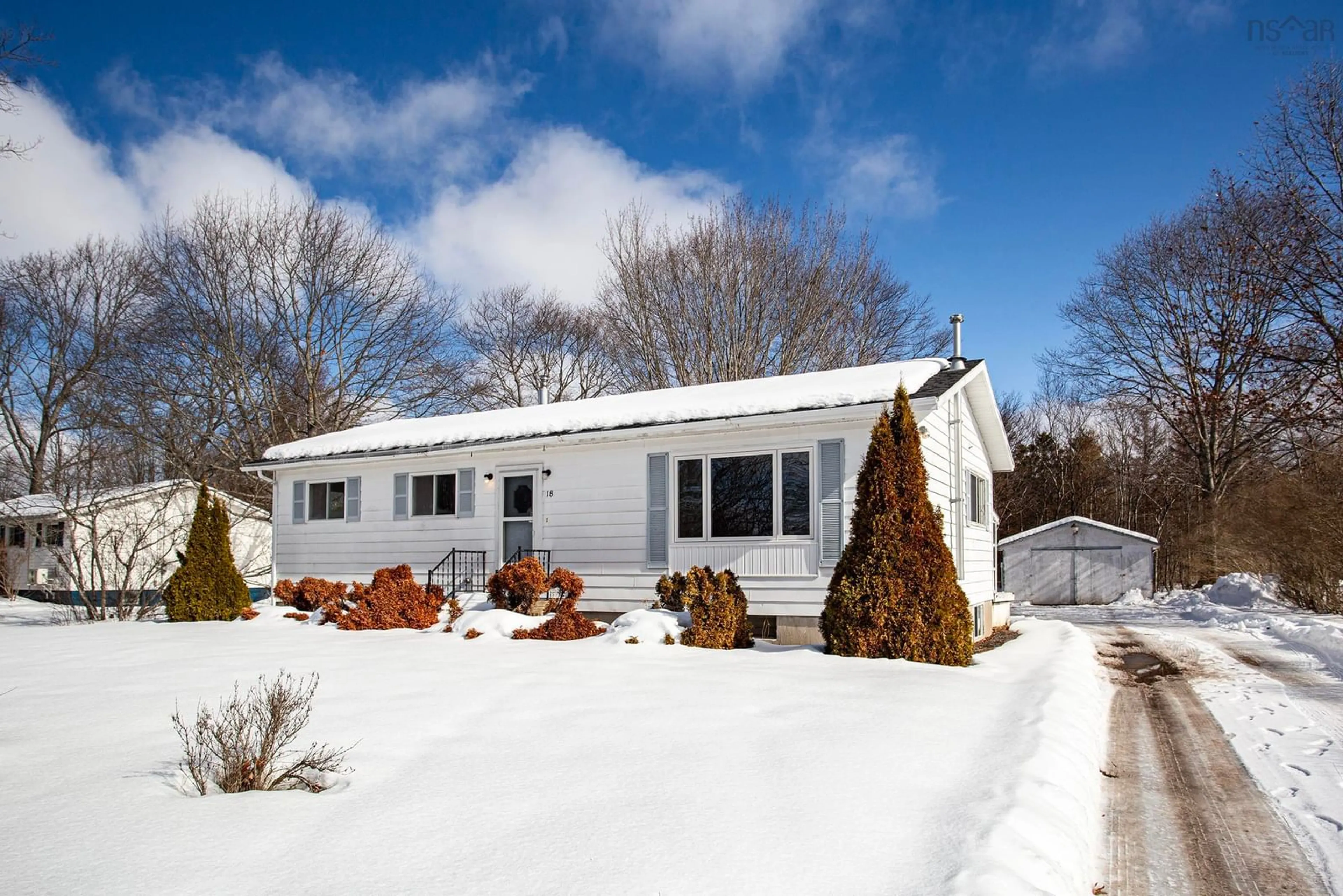 Home with vinyl exterior material, unknown for 18 Baxter Ave, Nictaux Nova Scotia B0S 1P0