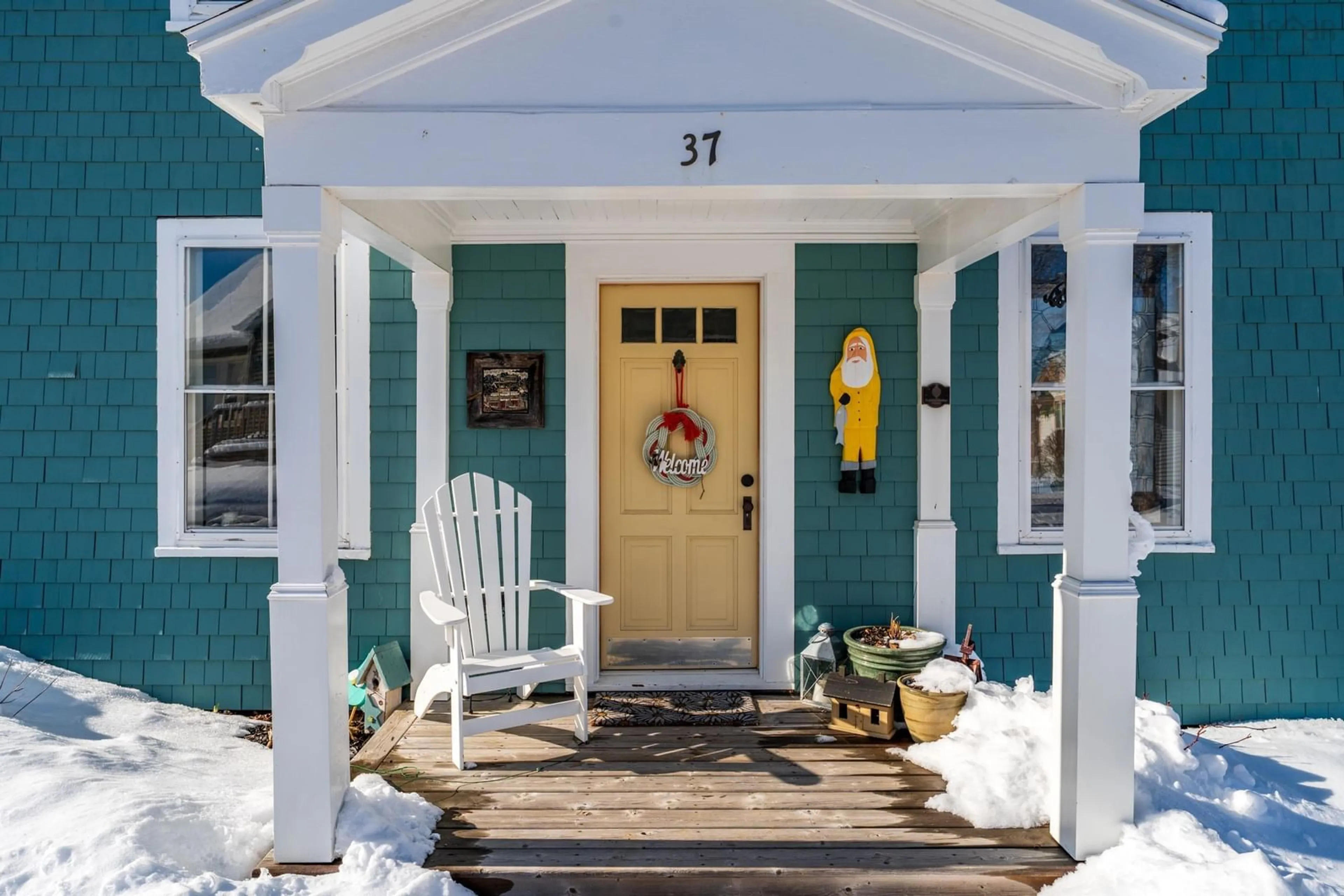 Indoor entryway for 37 St James St, Annapolis Royal Nova Scotia B0S 1A0