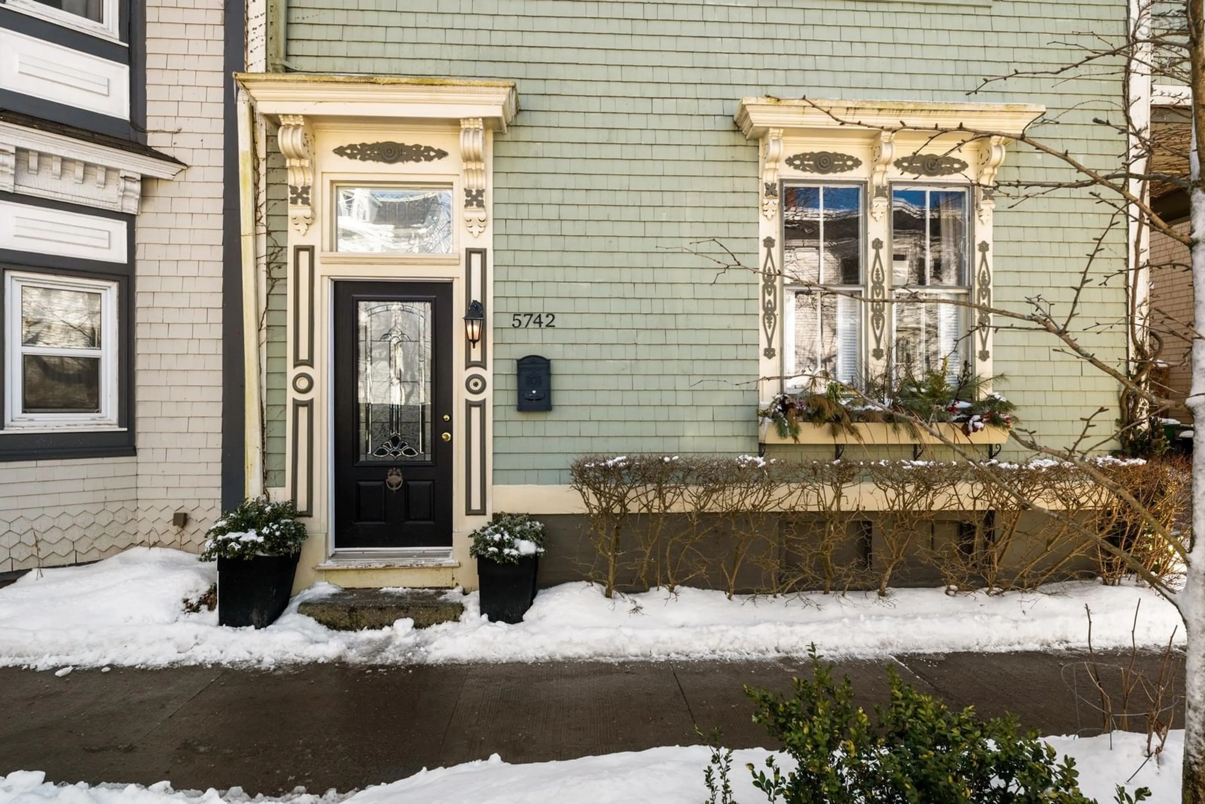 Indoor entryway for 5742 Victoria Rd, Halifax Nova Scotia B3H 1N2