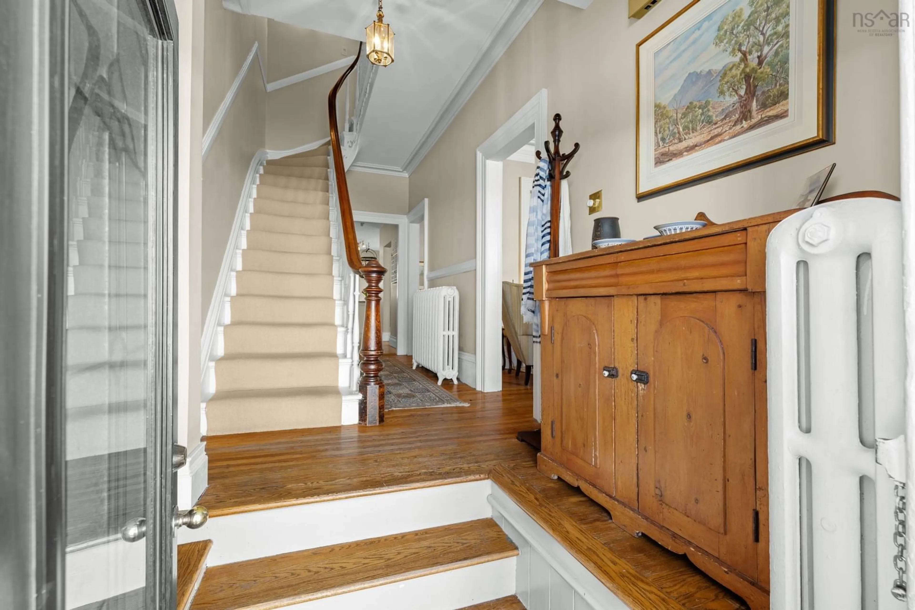Indoor foyer for 5742 Victoria Rd, Halifax Nova Scotia B3H 1N2