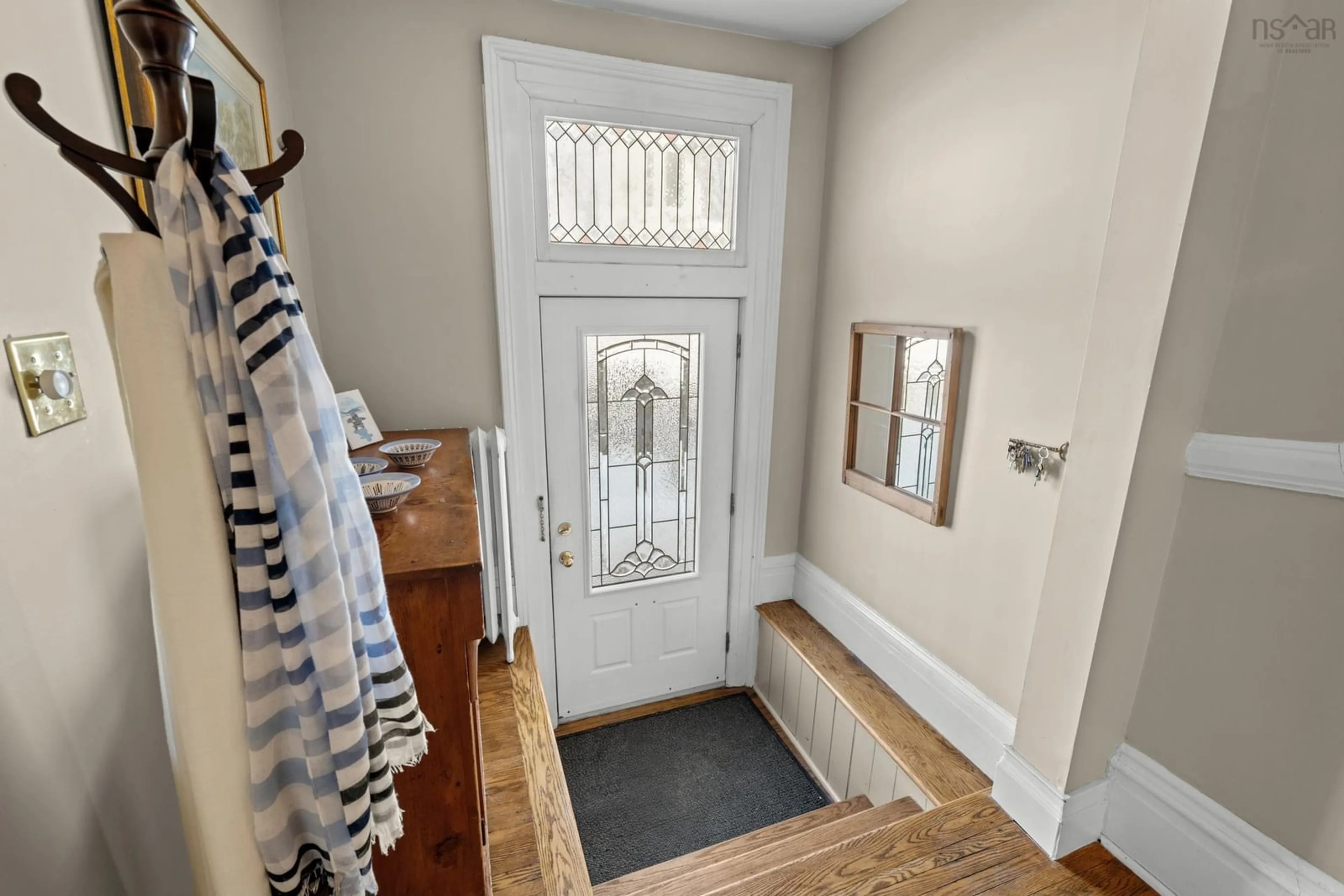 Indoor entryway for 5742 Victoria Rd, Halifax Nova Scotia B3H 1N2