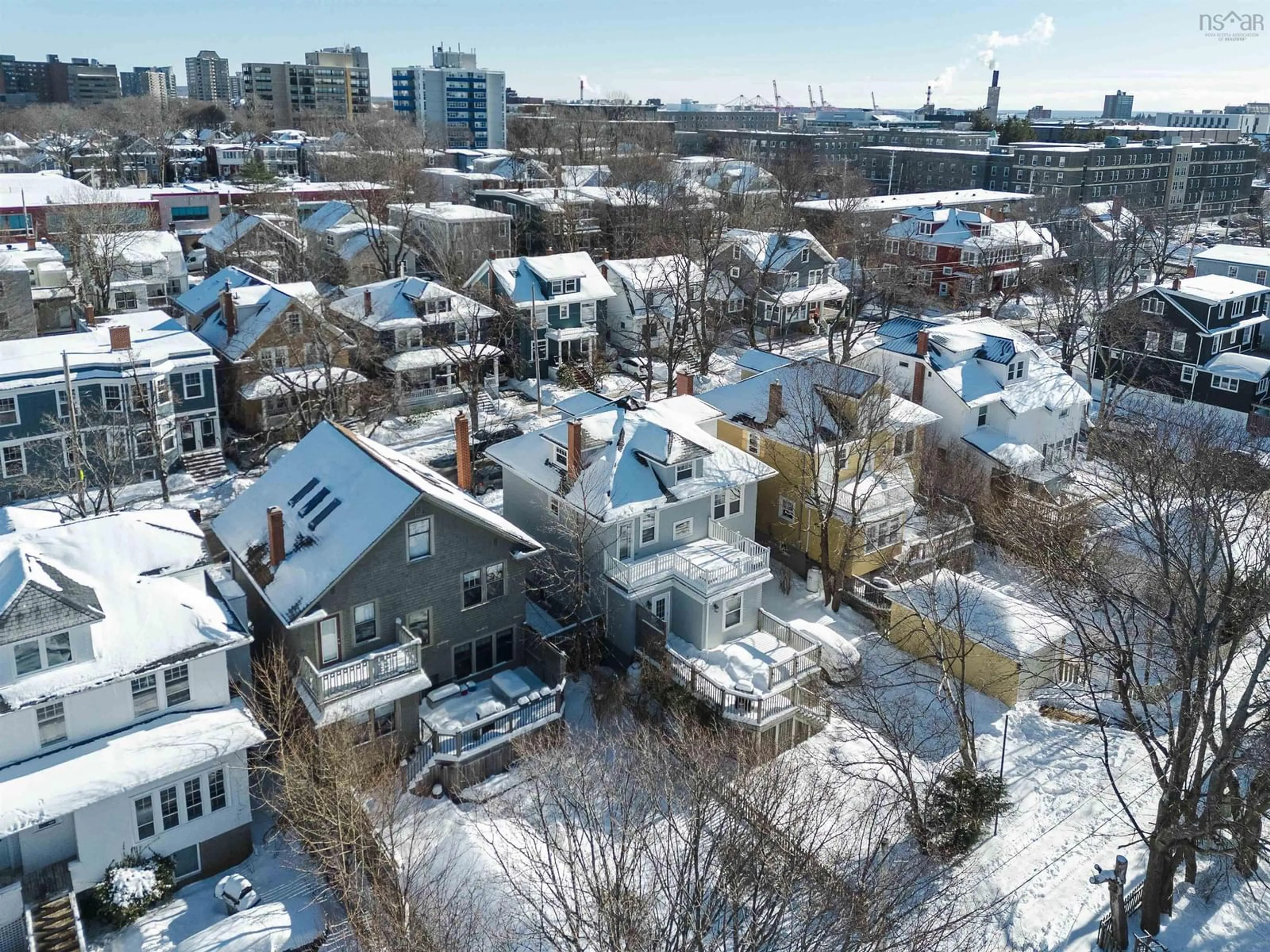 A pic from outside/outdoor area/front of a property/back of a property/a pic from drone, city buildings view from balcony for 1588 Chestnut St, Halifax Nova Scotia B3H 3T2
