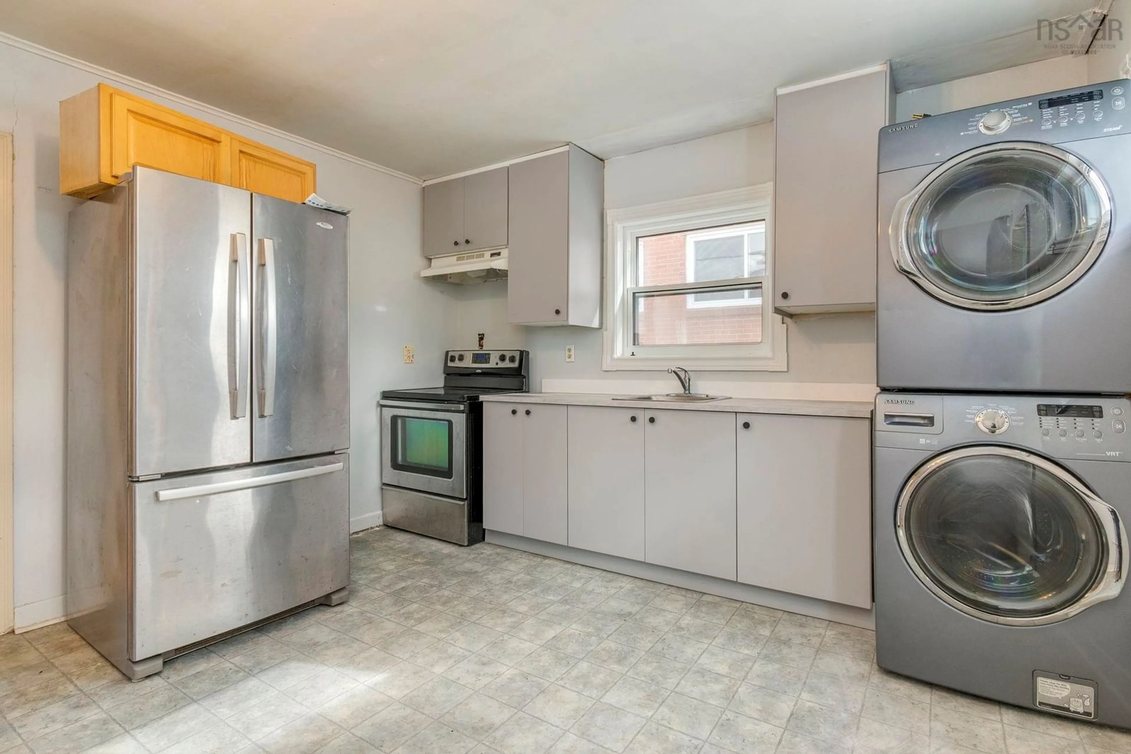 Standard kitchen, unknown for 16 High St, Dartmouth Nova Scotia B2W 1G7