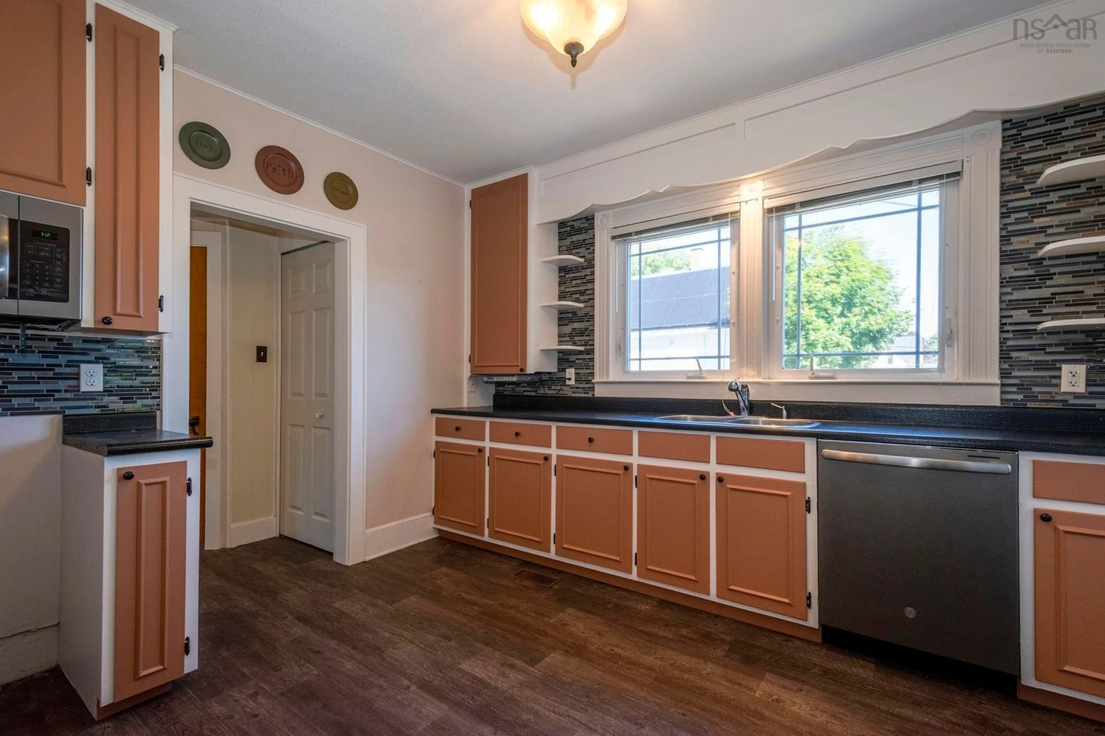 Standard kitchen, wood/laminate floor for 419 Main St, Middleton Nova Scotia B0S 1P0