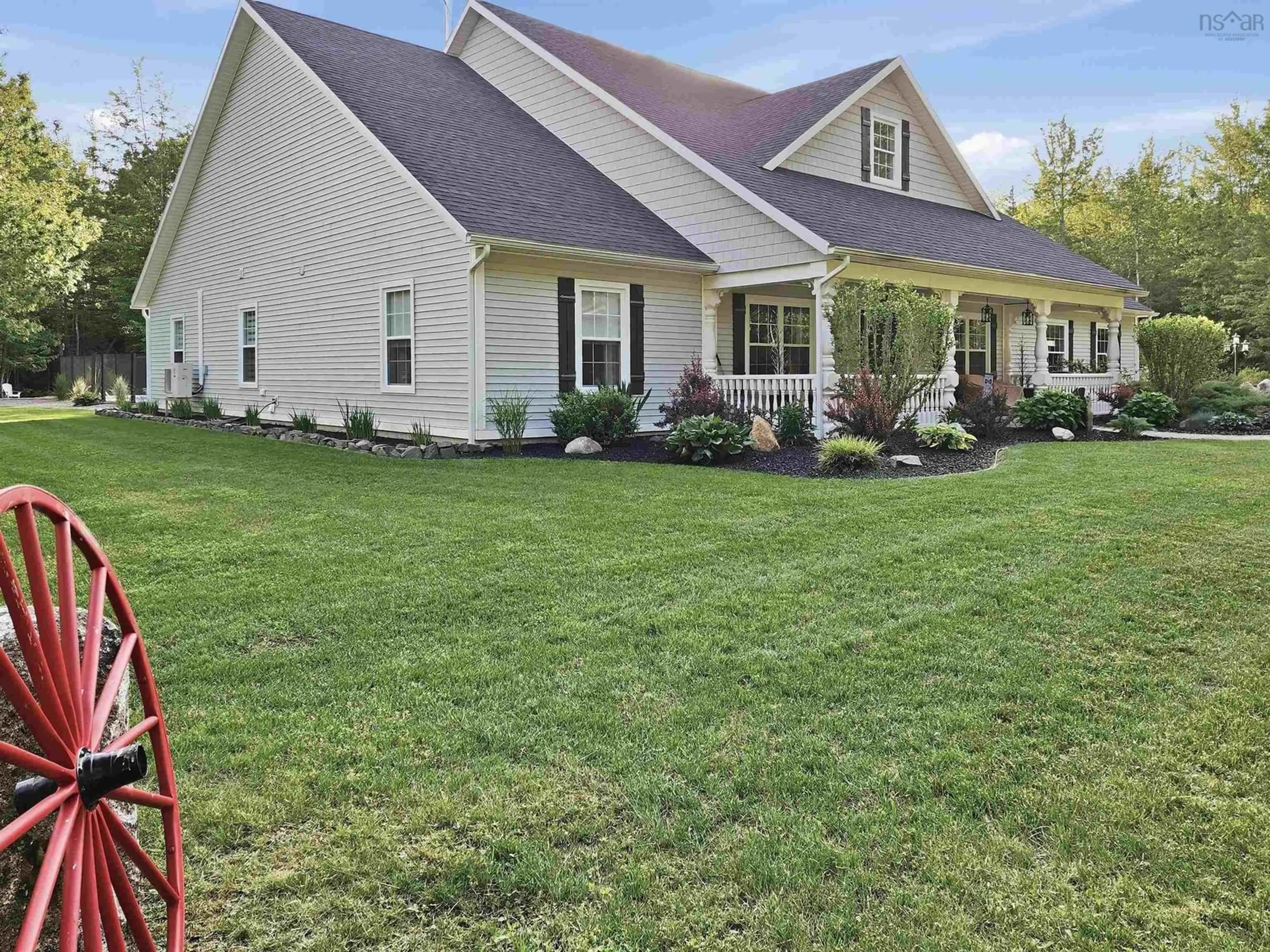 Home with vinyl exterior material, street for 915 Bradley St, Wilmot Nova Scotia B0P 1W0