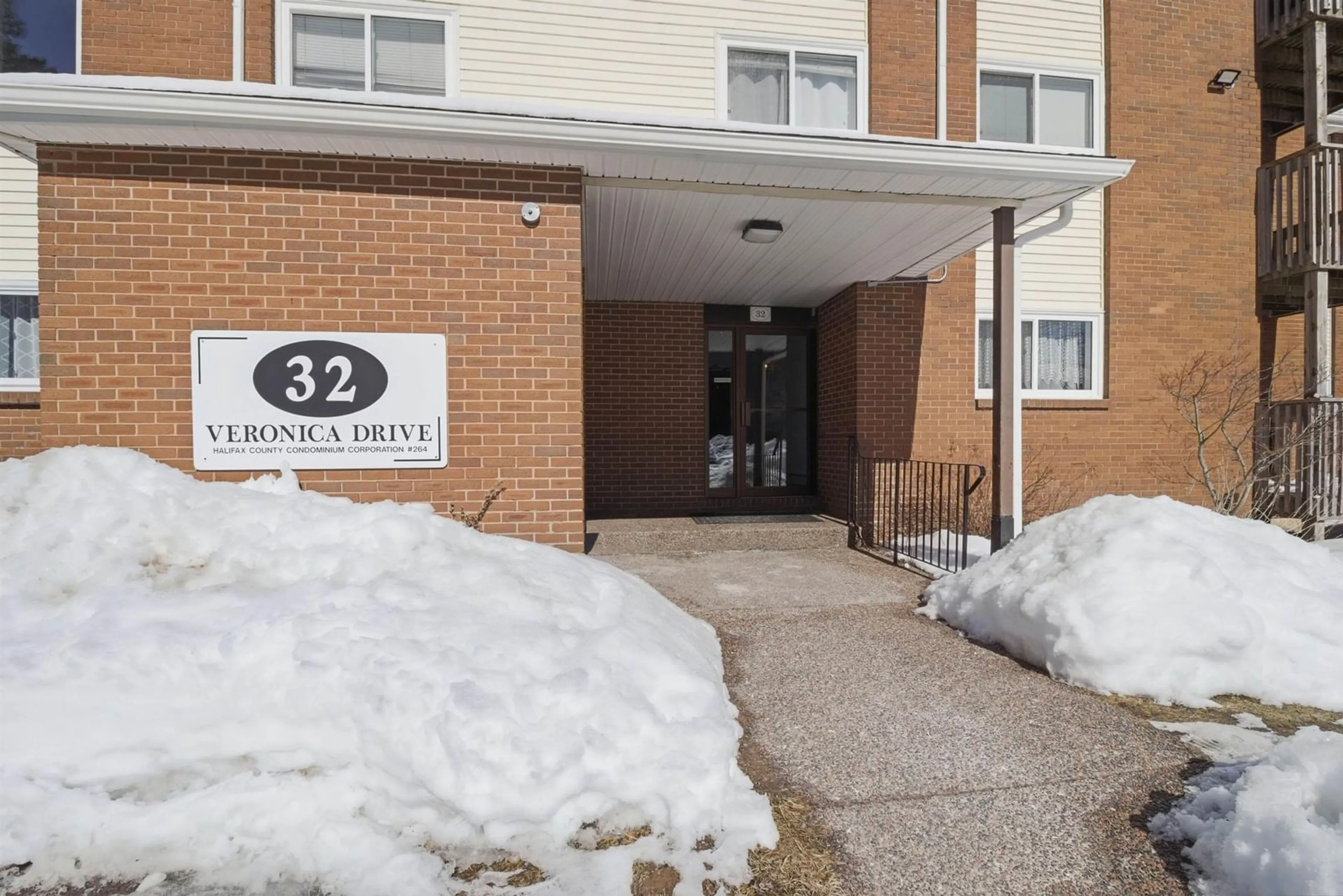 Indoor foyer for 32 Veronica Dr #303, Halifax Nova Scotia B3M 3V3