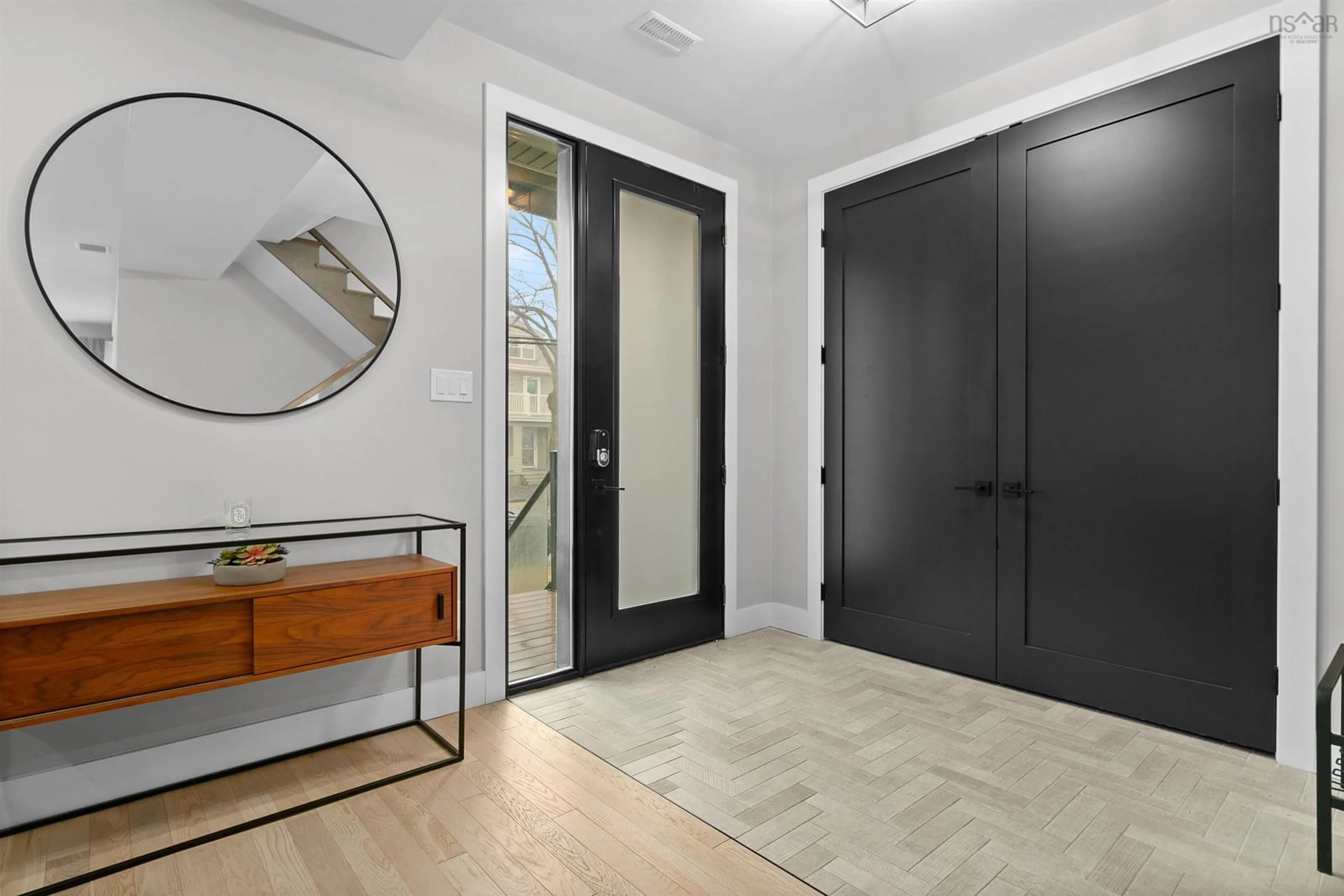 Indoor entryway for 1629 Vernon St, Halifax Nova Scotia B3H 3M9