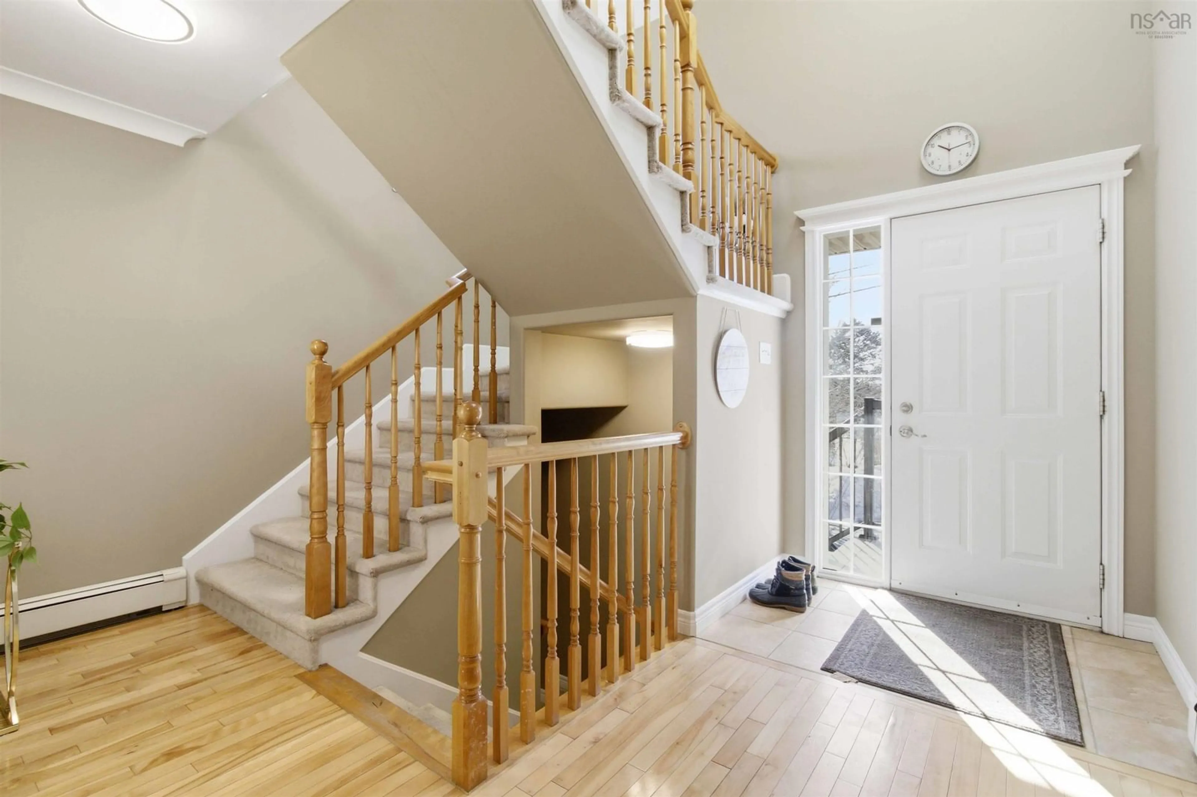 Indoor entryway for 32 Redden Crt, Bedford Nova Scotia B4A 4G5