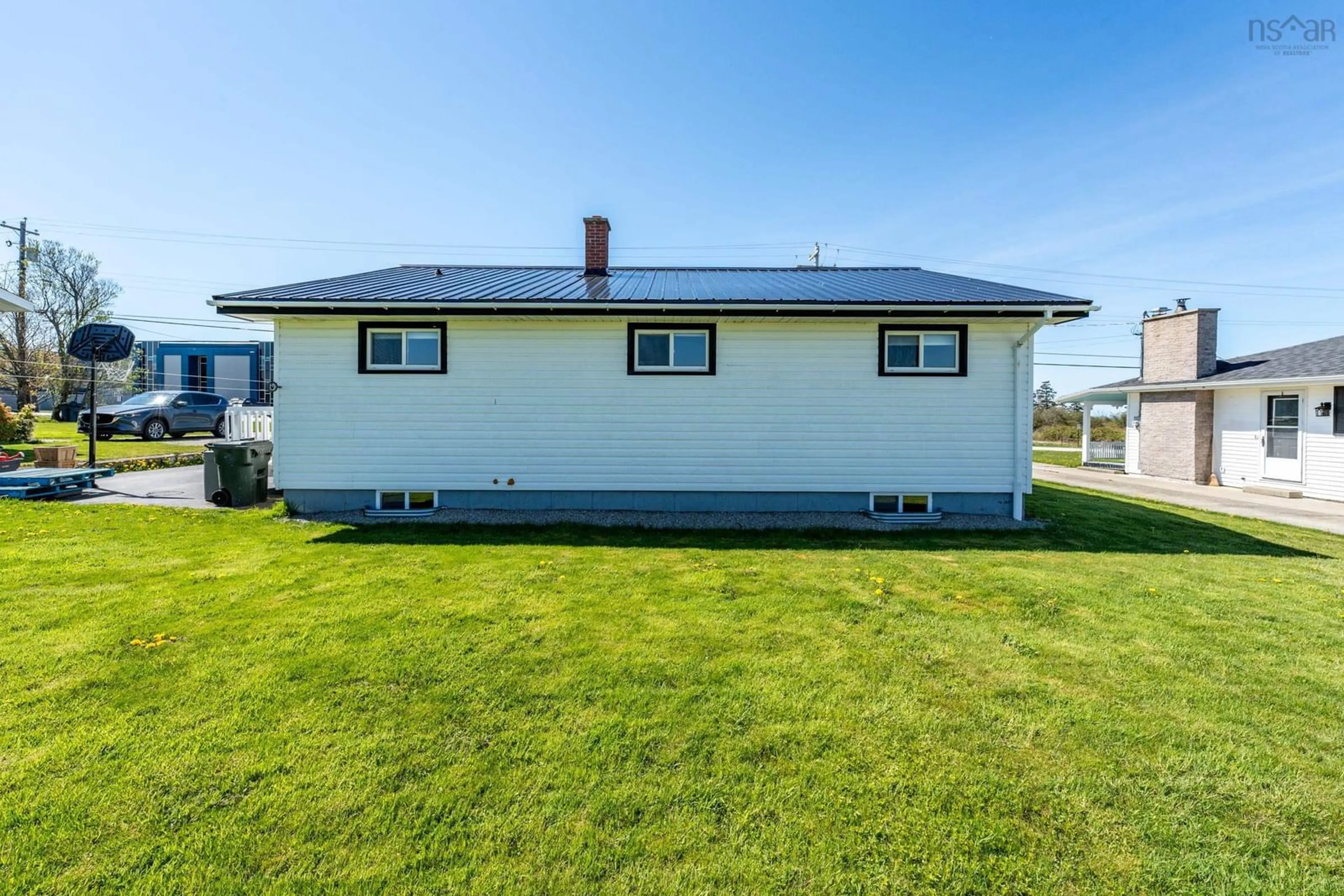 A pic from outside/outdoor area/front of a property/back of a property/a pic from drone, building for 72 Hibernia St, Yarmouth Nova Scotia B5A 2M6