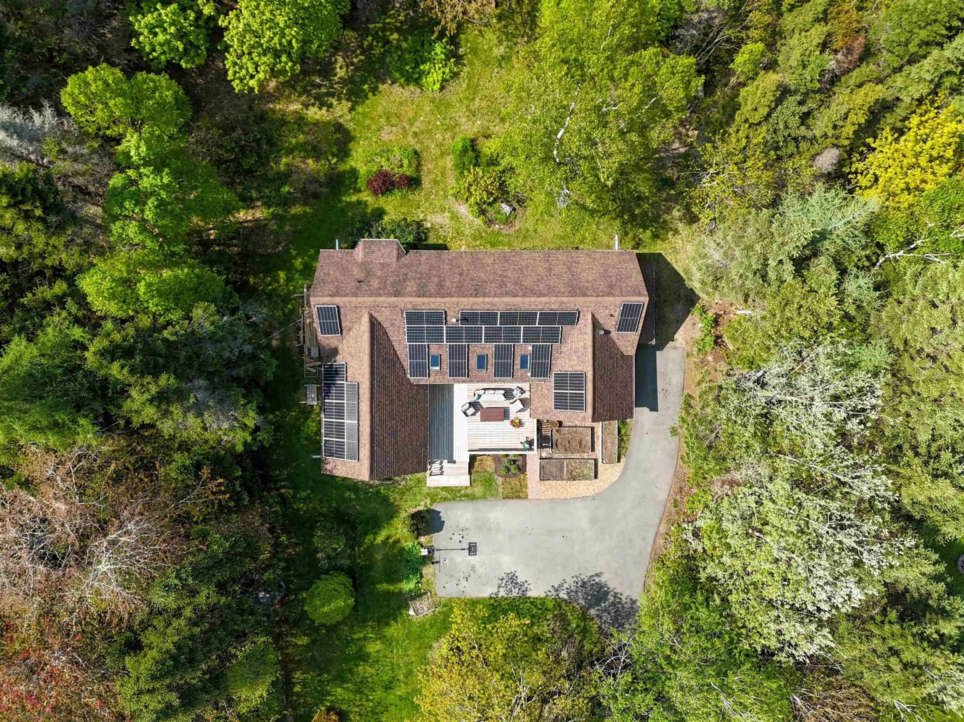 A pic from outside/outdoor area/front of a property/back of a property/a pic from drone, building for 252 Hillside Dr, Boutiliers Point Nova Scotia B3Z 1W8