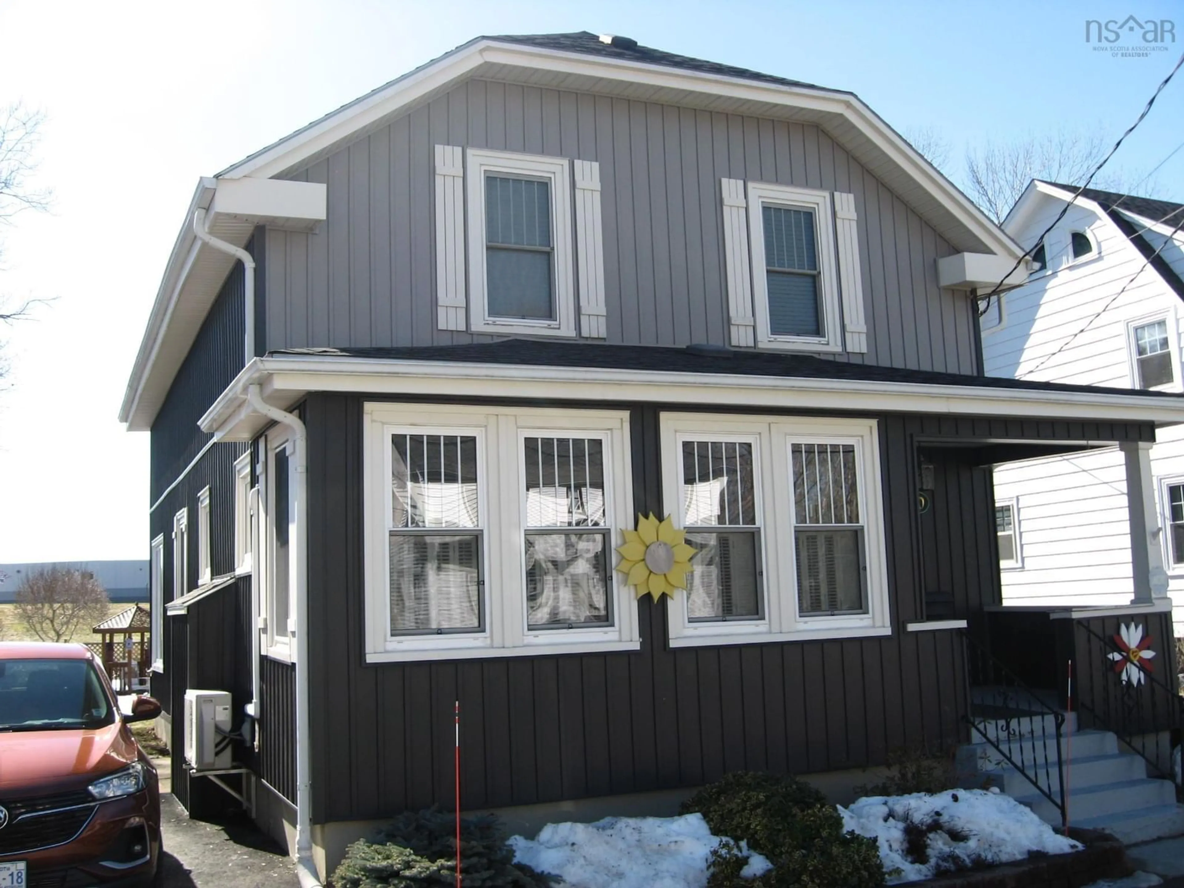 Home with vinyl exterior material, street for 40 Park St, Liverpool Nova Scotia B0T 1K0