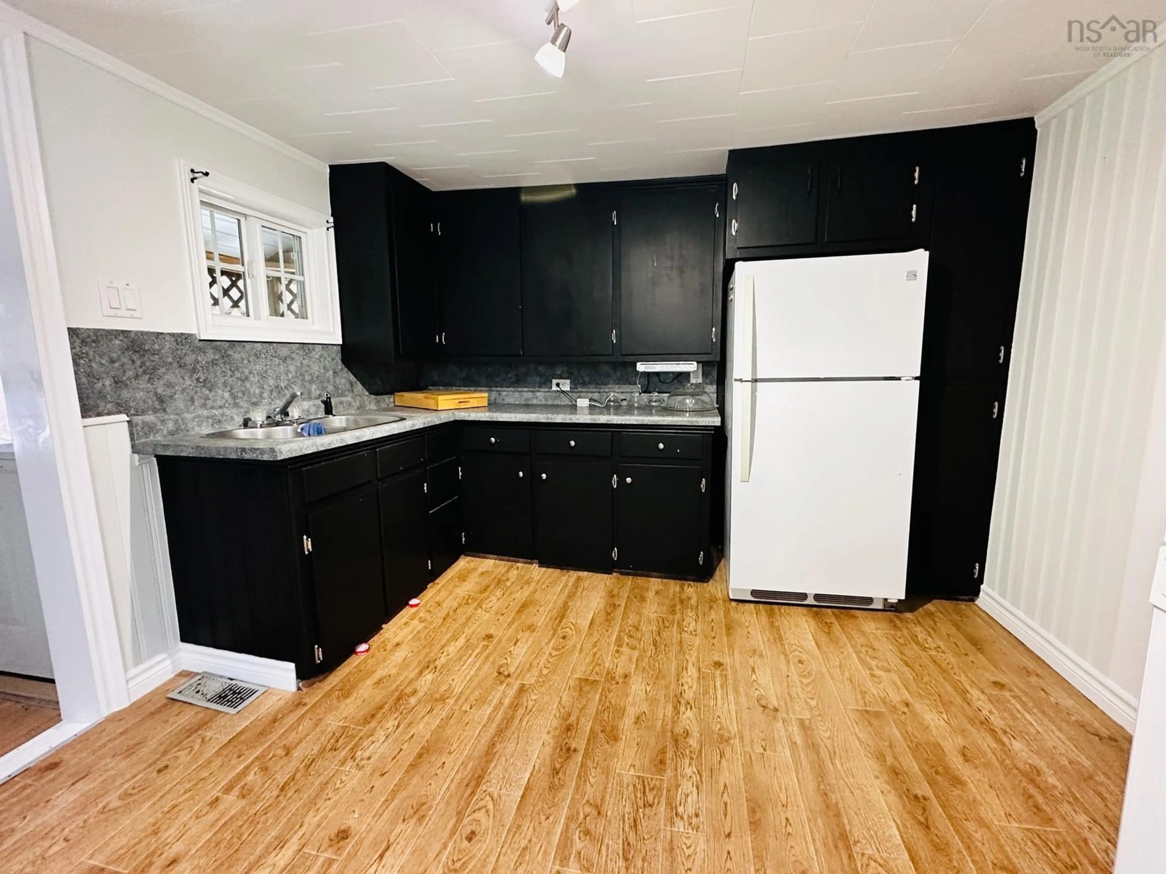 Standard kitchen, unknown for 65 Town Lake Rd, Liverpool Nova Scotia B0T 1K0