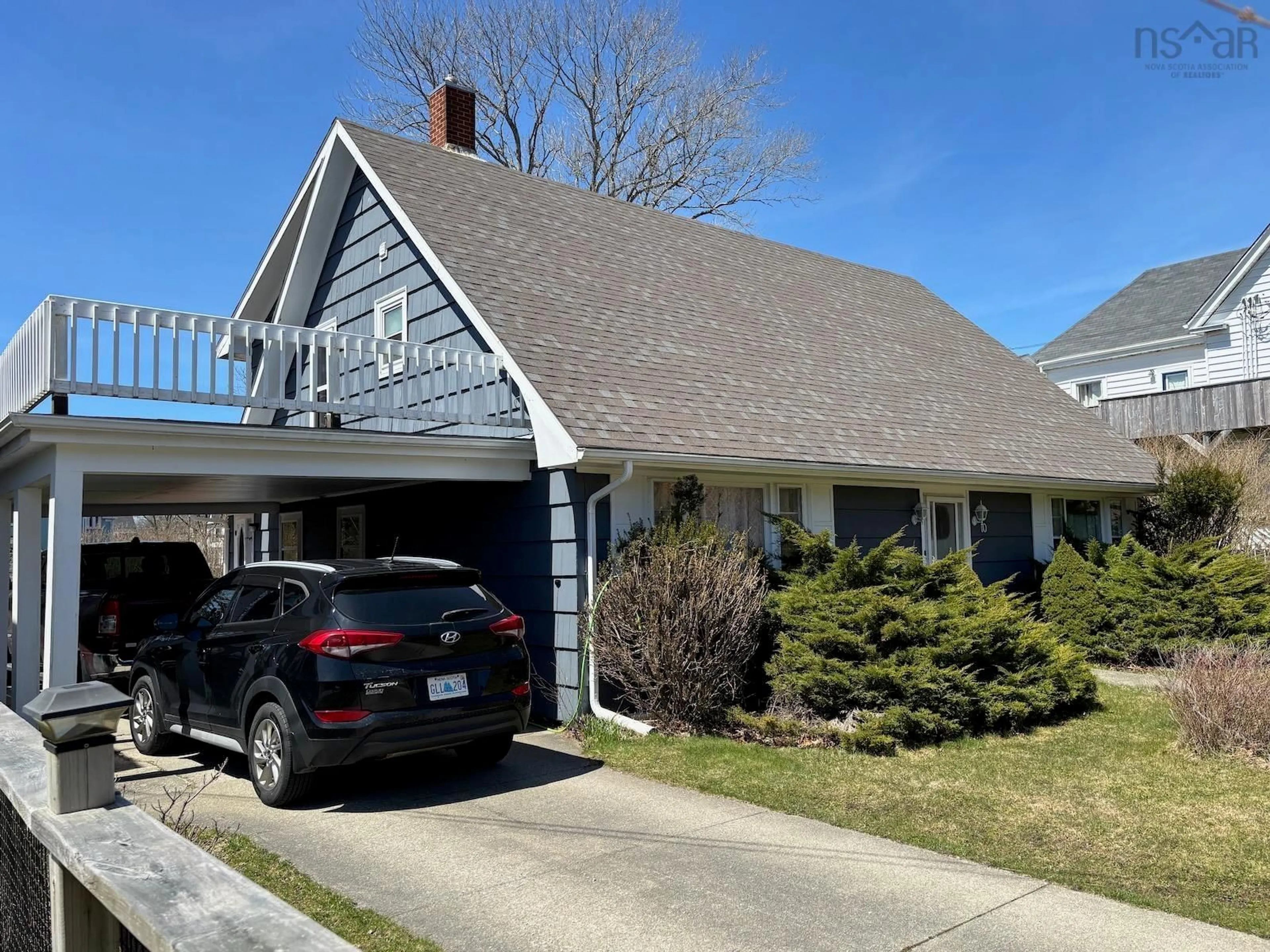 A pic from outside/outdoor area/front of a property/back of a property/a pic from drone, street for 10 Park St, Yarmouth Nova Scotia B5A 2A5