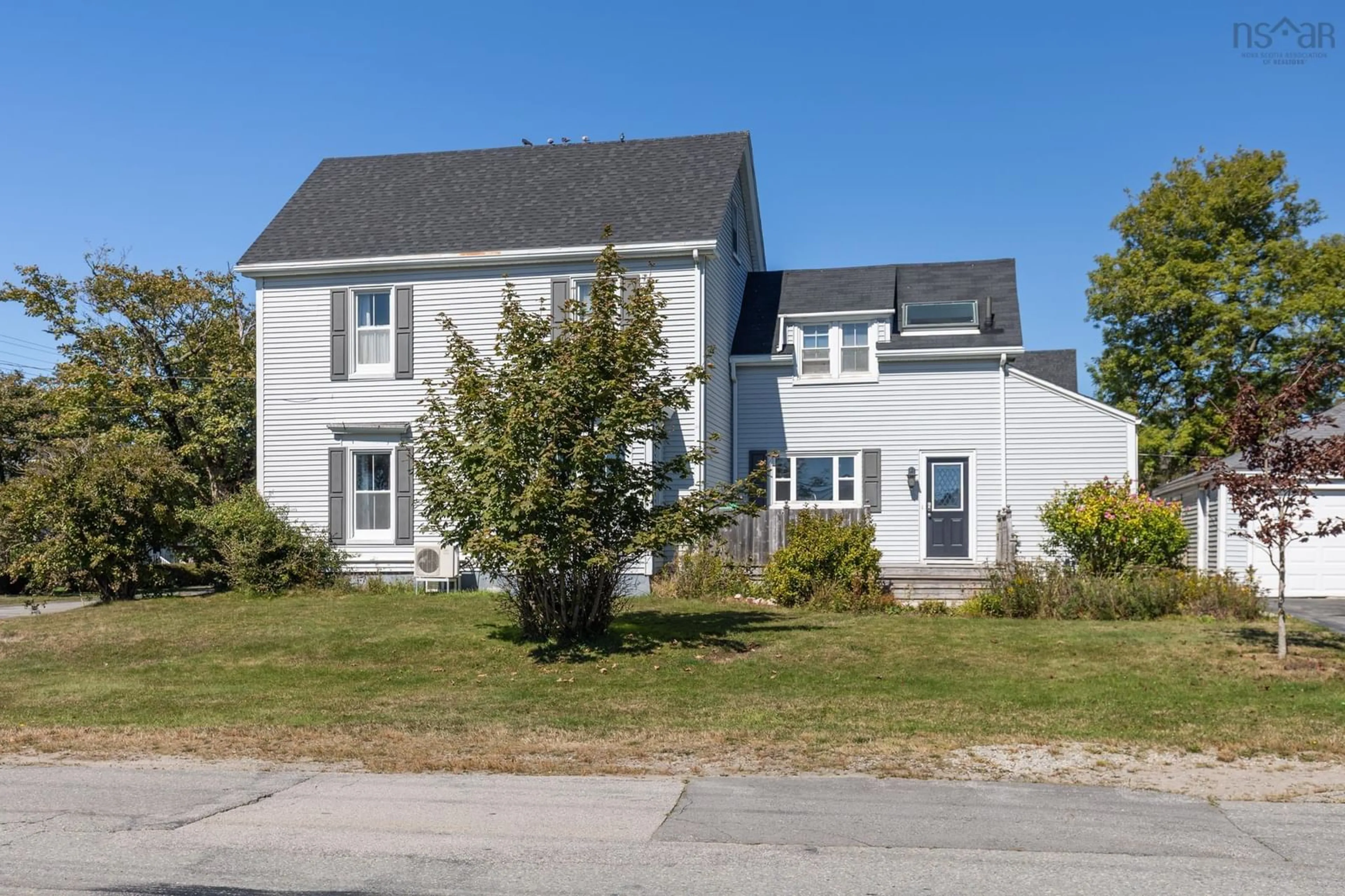 Home with vinyl exterior material, street for 53 William St, Yarmouth Nova Scotia B5A 1Y4