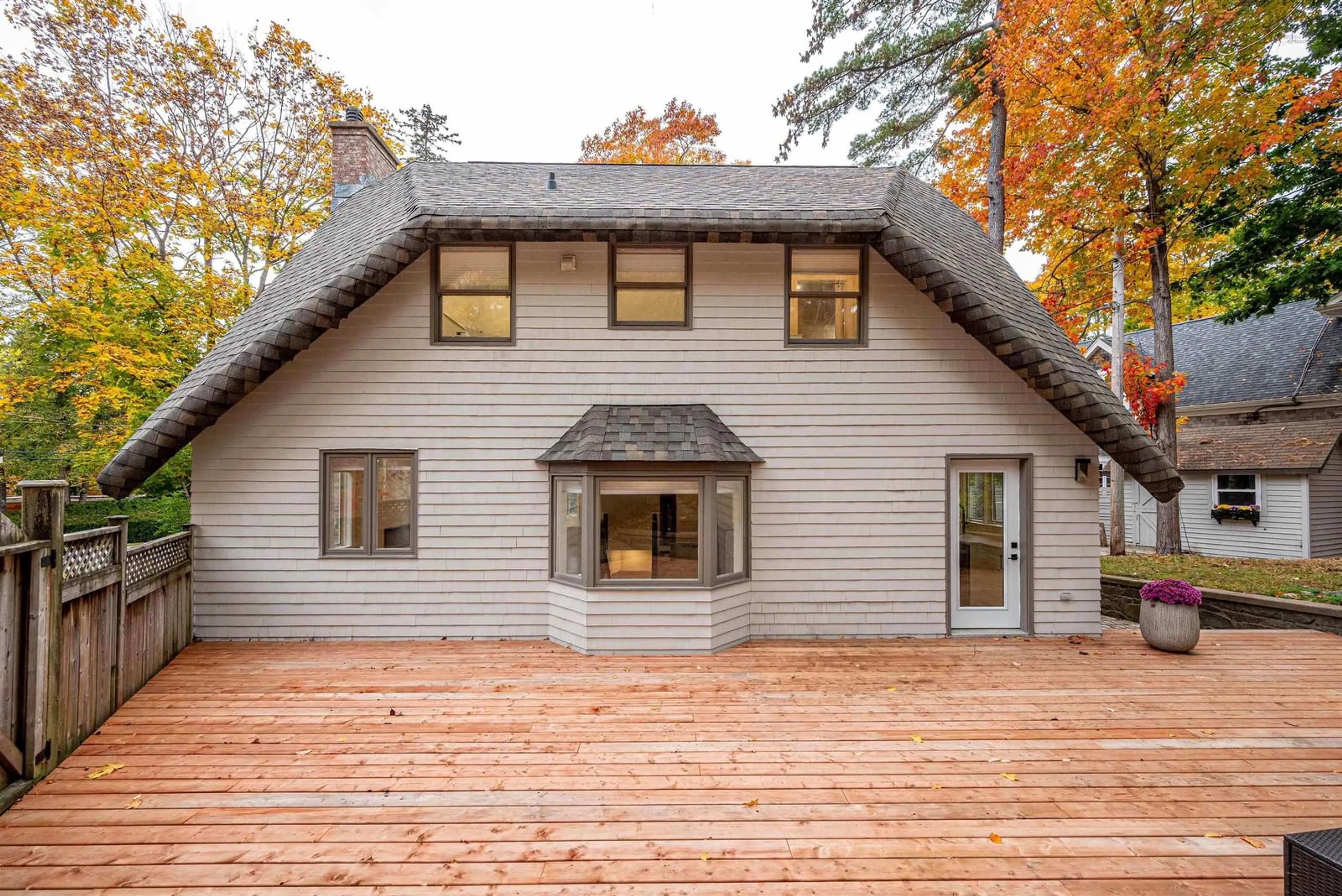 Home with vinyl exterior material, unknown for 680 Shore Dr, Bedford Nova Scotia B4A 2E1