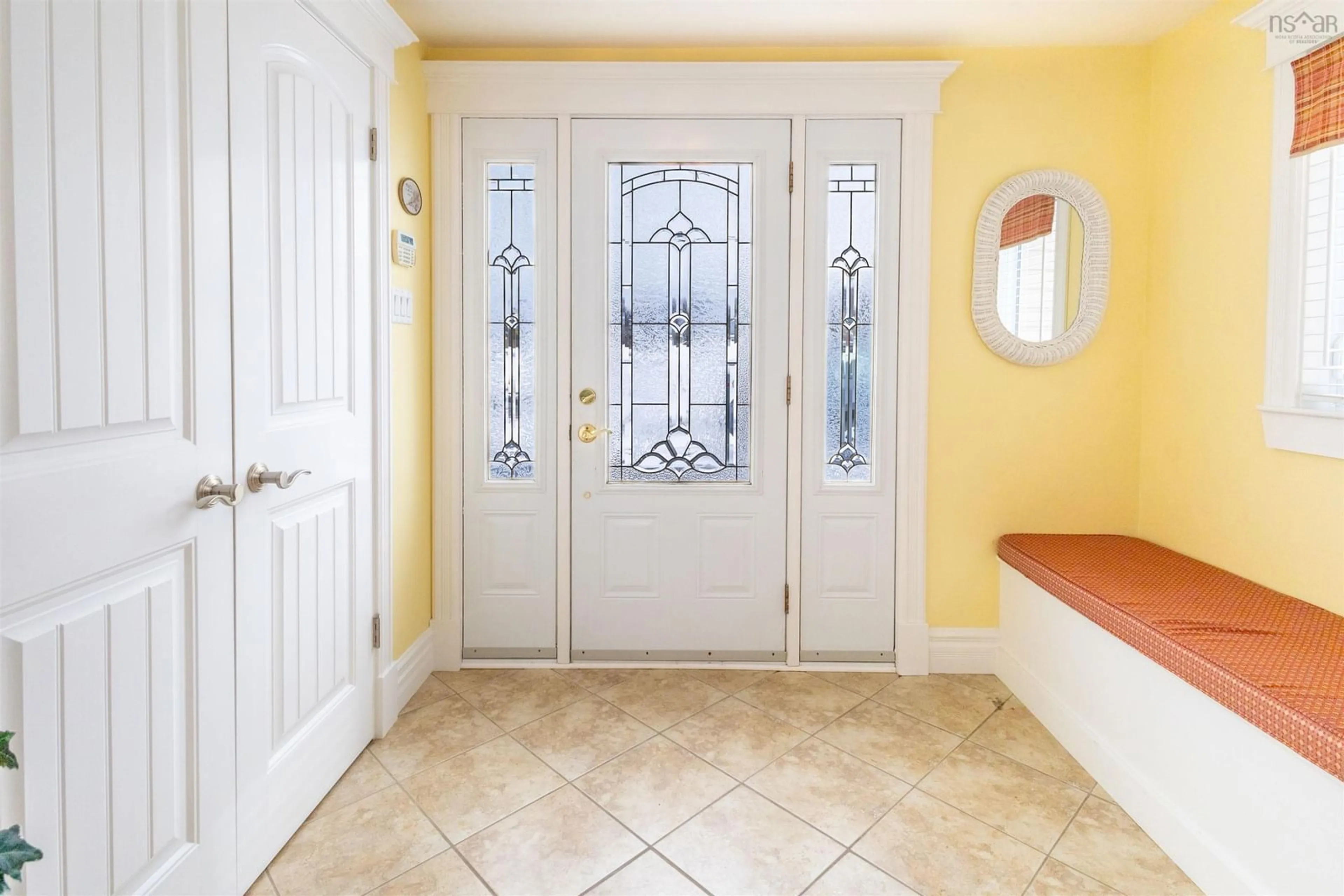 Indoor entryway for 507 King St, New Waterford Nova Scotia B1H 3Y8