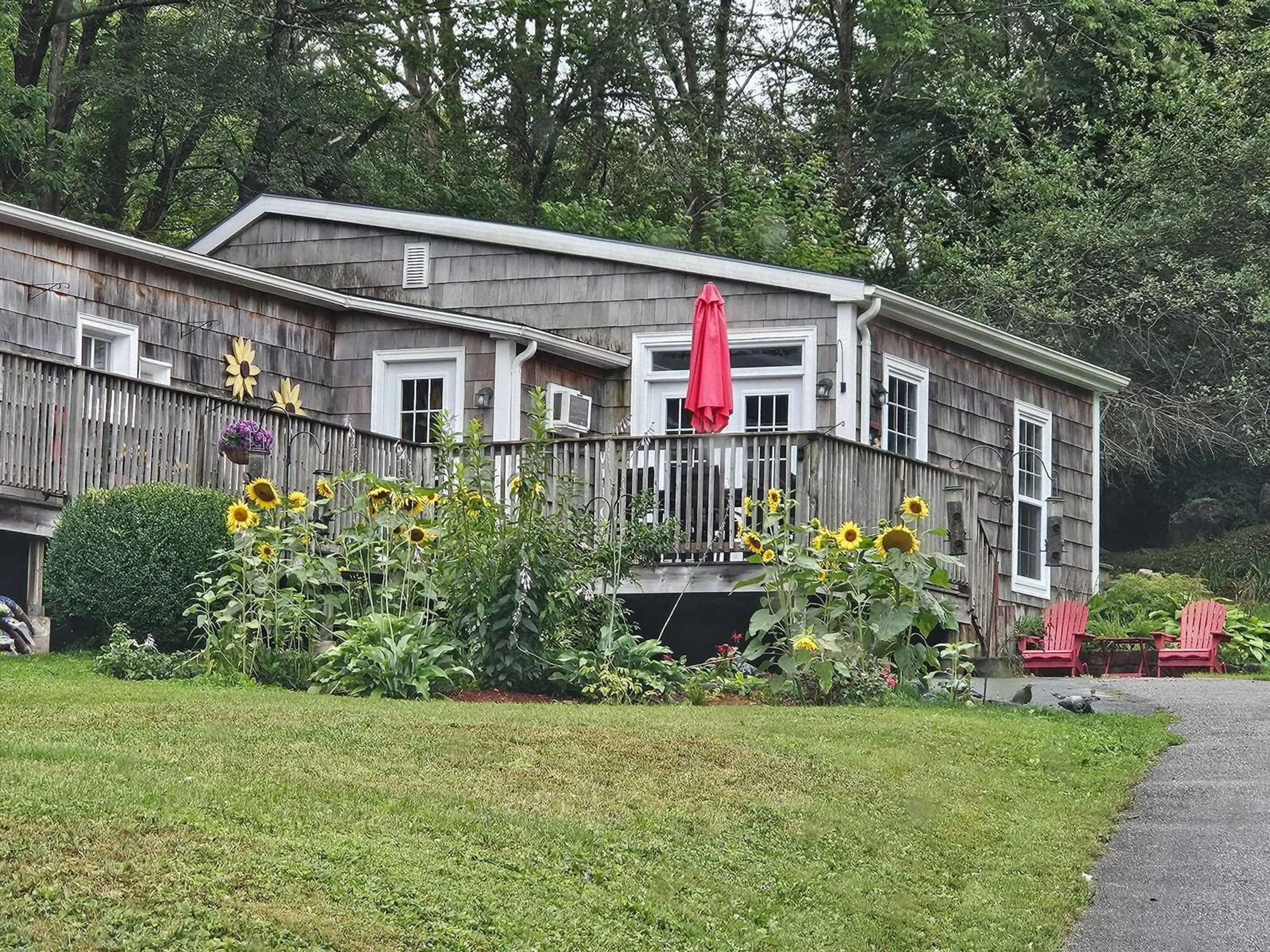 Home with vinyl exterior material, mountain view for 86 West St, Milton Nova Scotia B0T 1P0