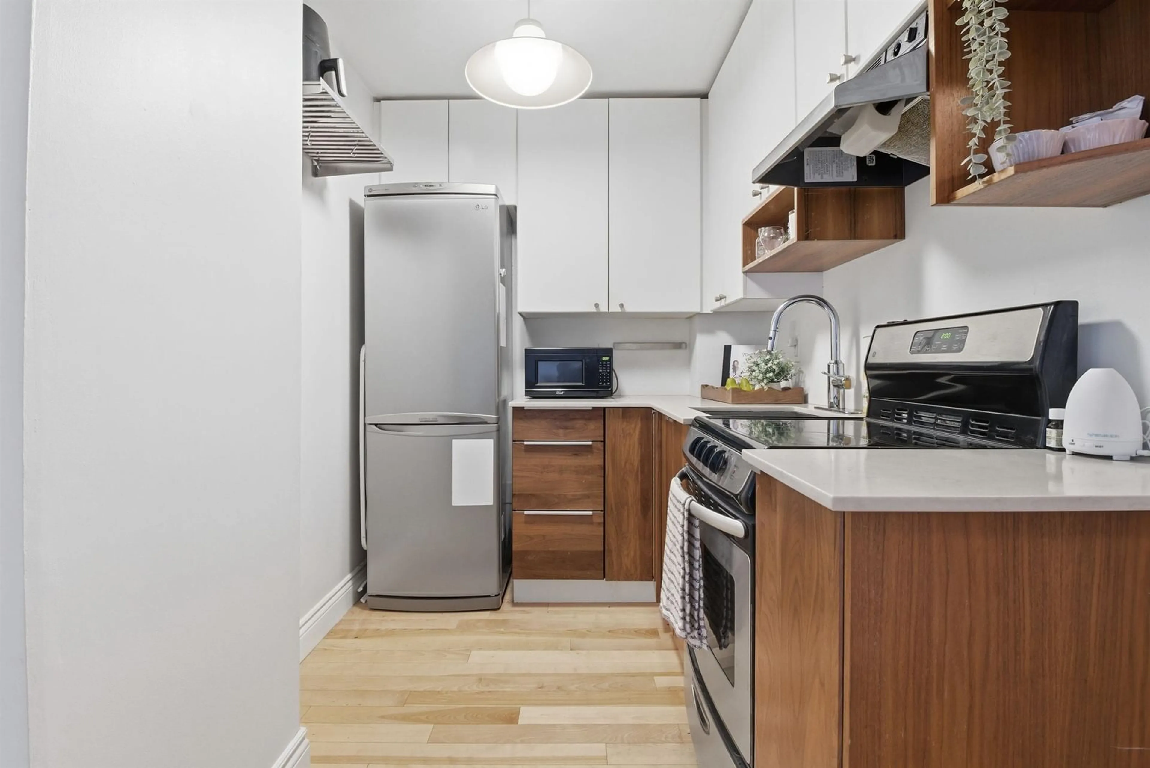 Standard kitchen, wood/laminate floor for 806 5959 Spring Garden Rd, Halifax Nova Scotia B3H 1Y5