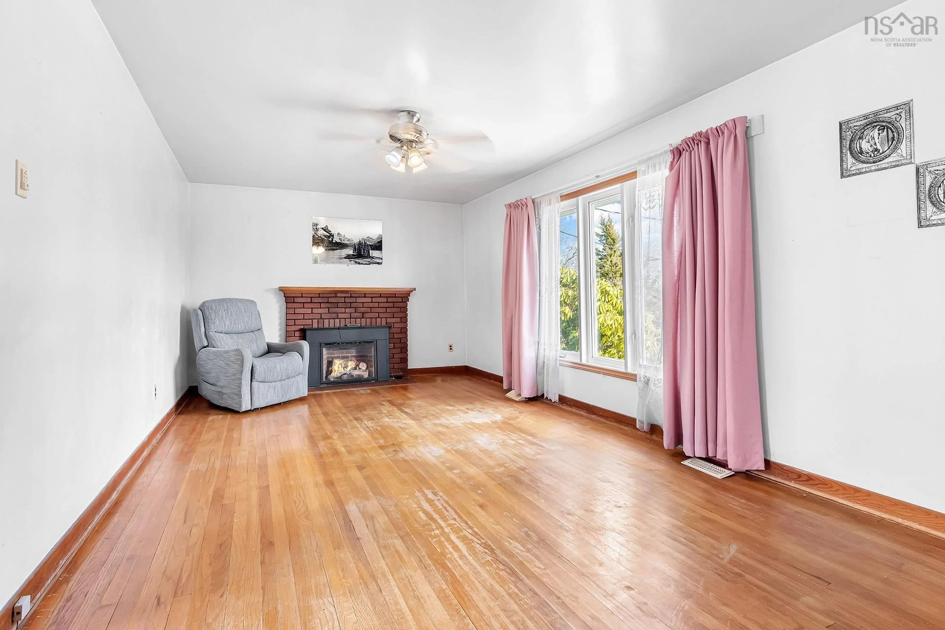 A pic of a room for 15 Virginia Ave, Dartmouth Nova Scotia B2W 2Z4