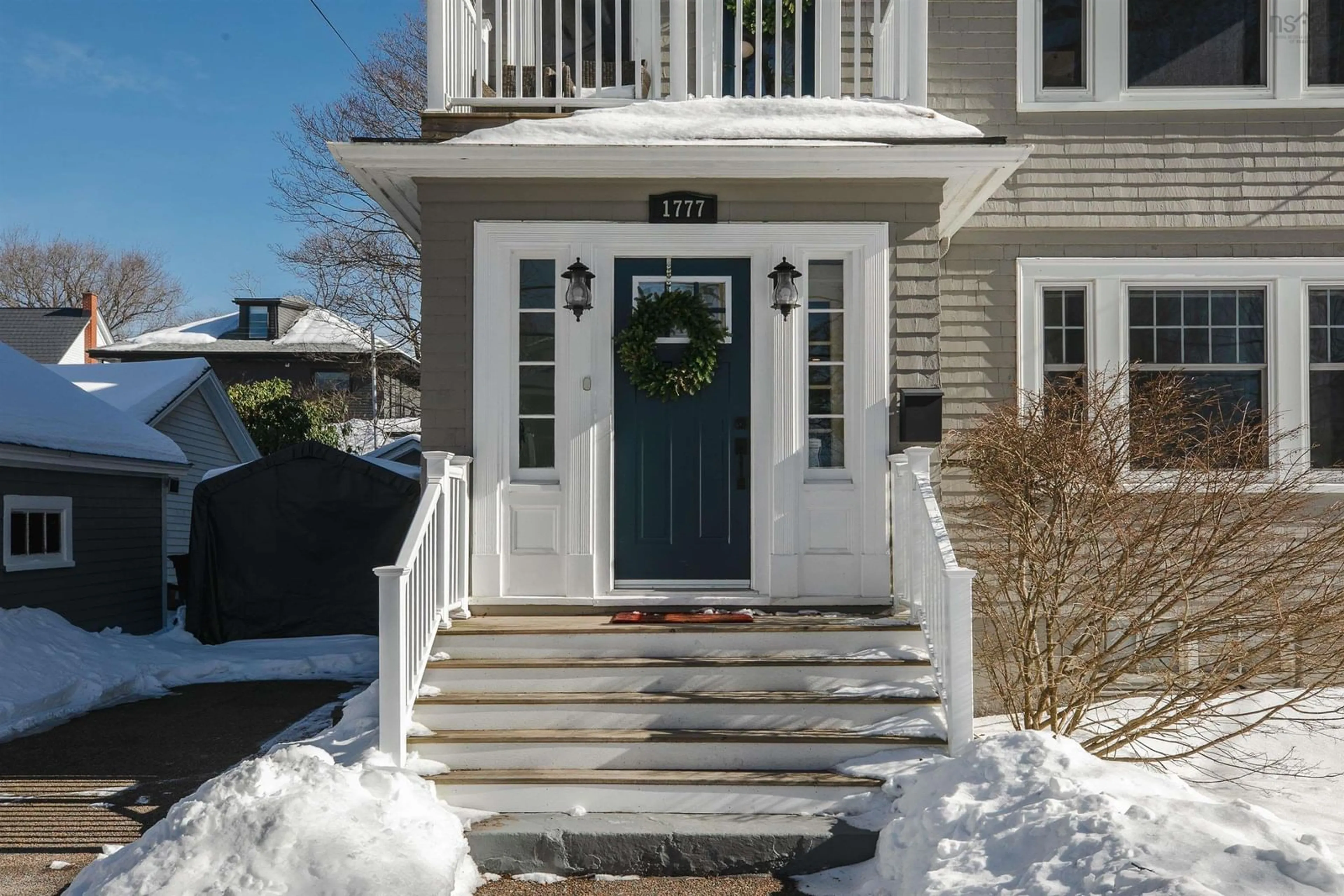 Indoor entryway for 1777 Cambridge St, Halifax Nova Scotia B3H 4A8