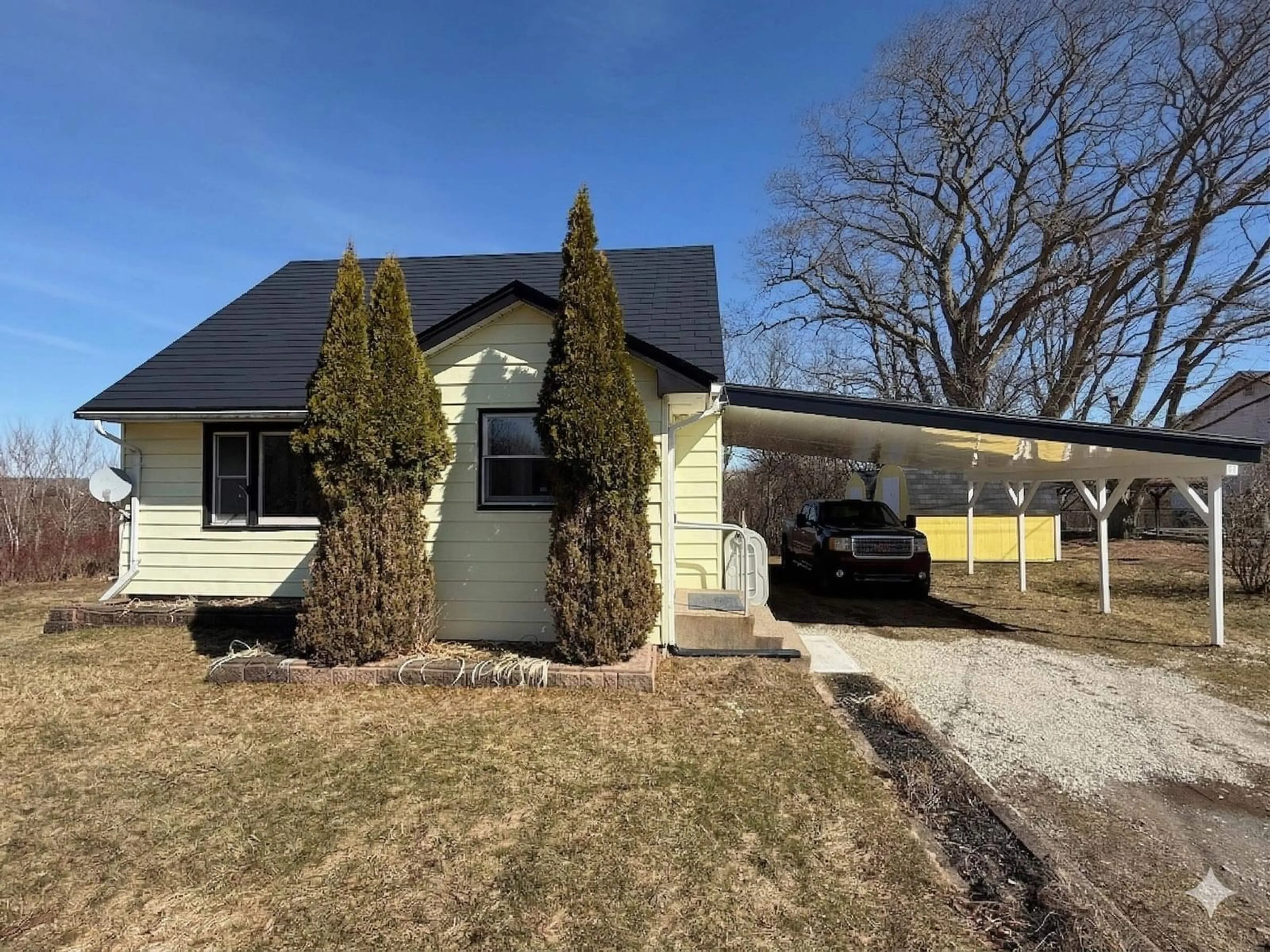 Home with vinyl exterior material, street for 125 Cottage St, Windsor Nova Scotia B0N 2T0