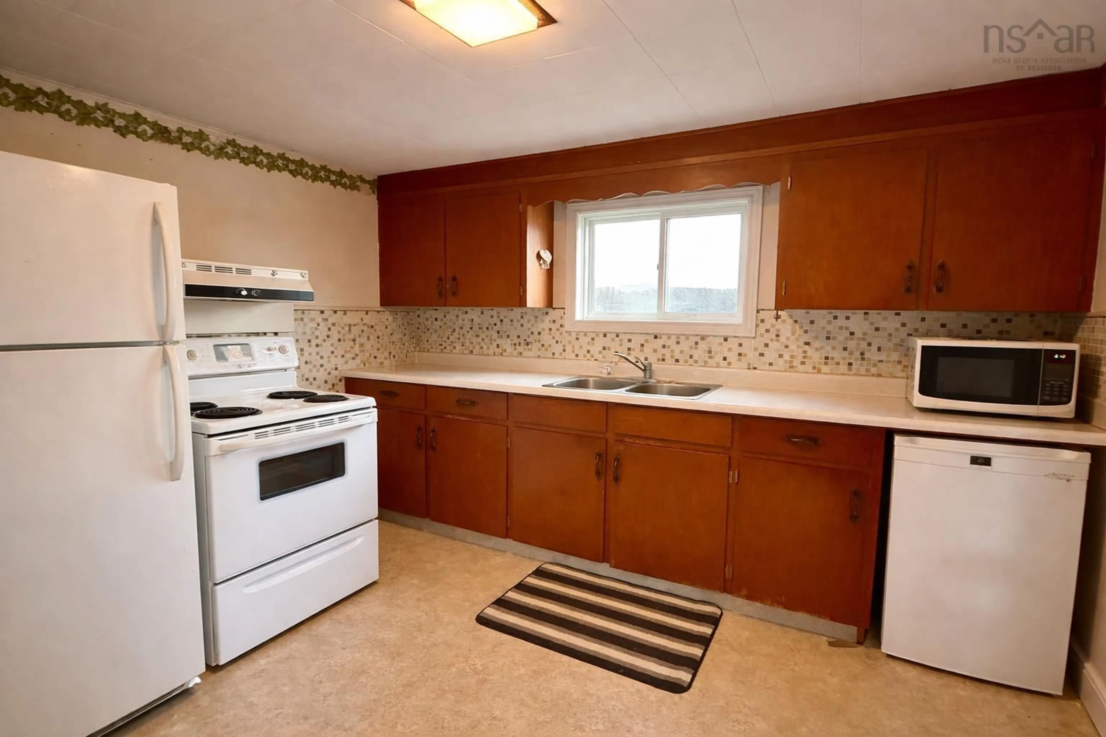 Standard kitchen, ceramic/tile floor for 6 Chestnut St, Trenton Nova Scotia B0K 1X0