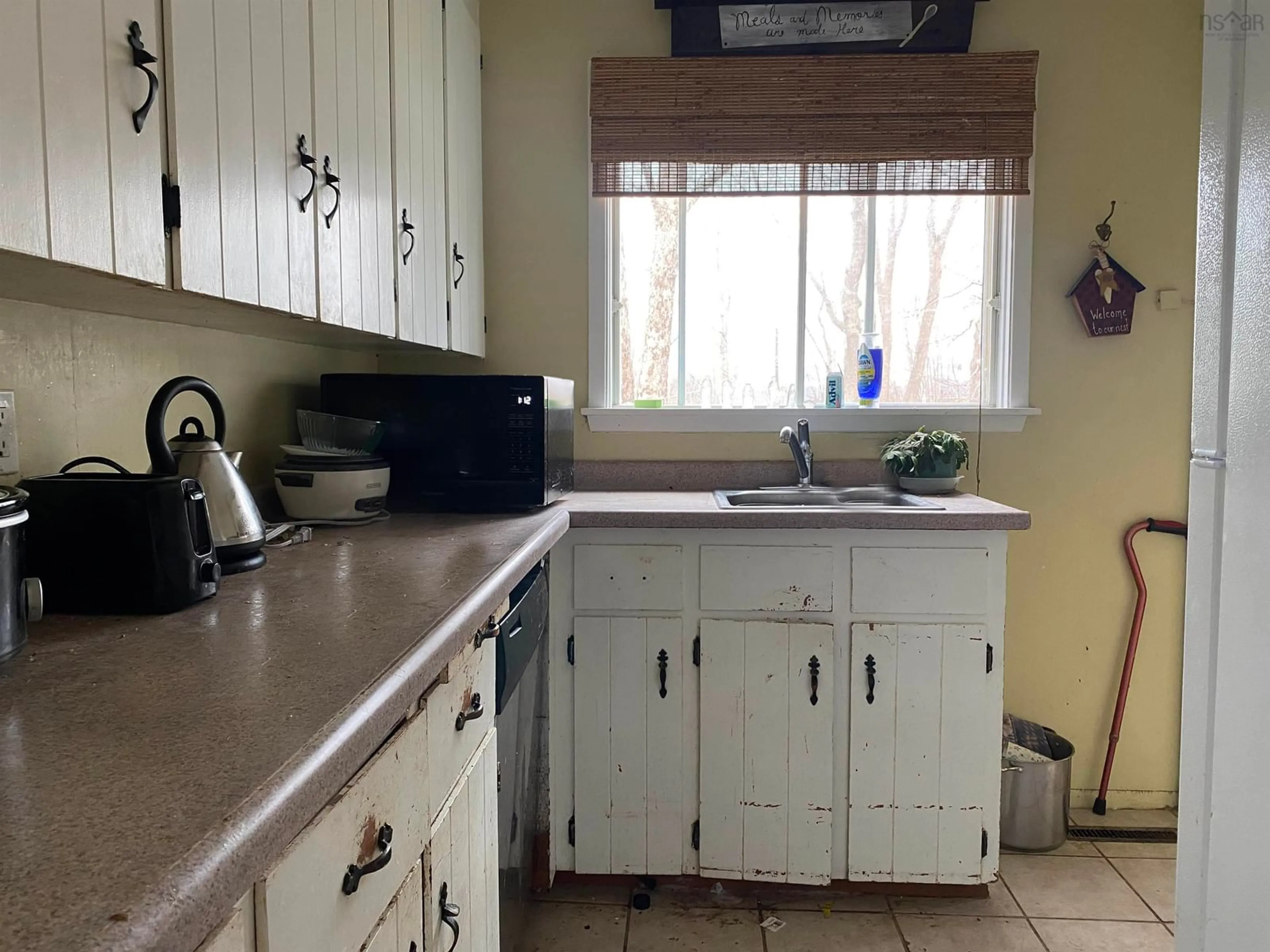 Standard kitchen, ceramic/tile floor for 52 Park St, Liverpool Nova Scotia B0T 1K0
