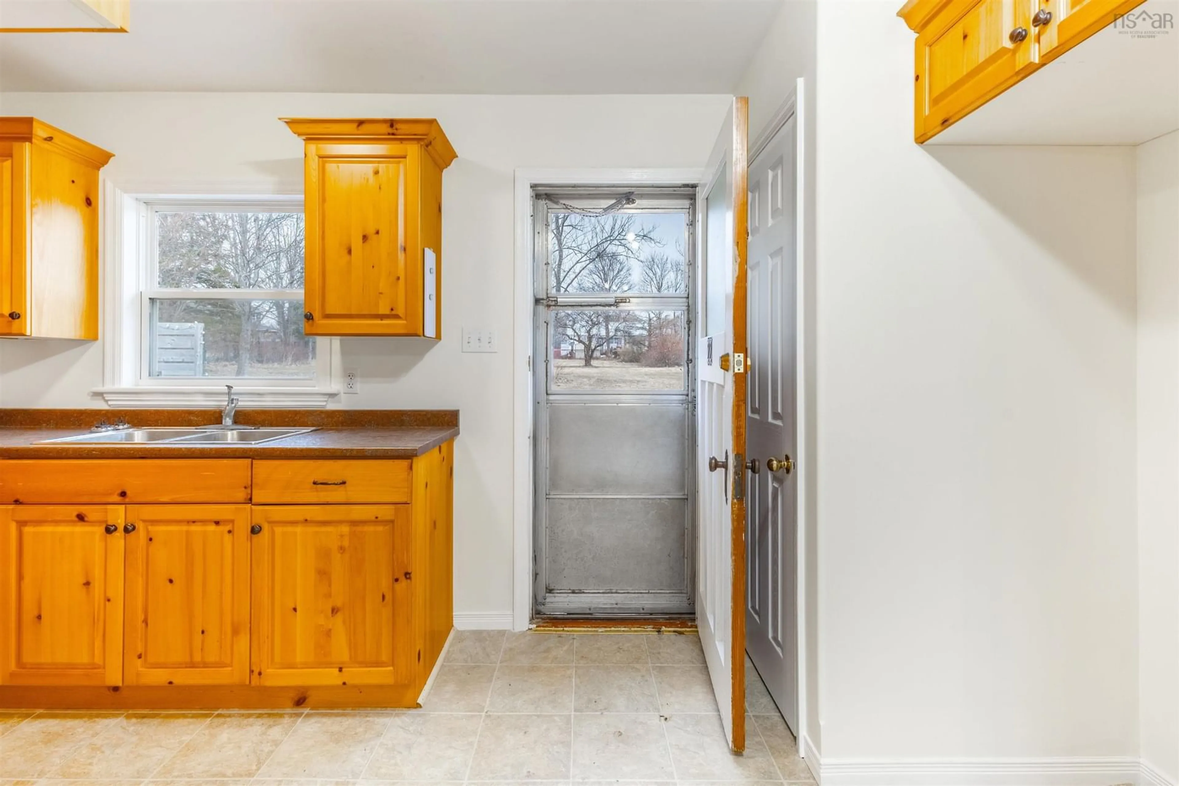 Standard kitchen, ceramic/tile floor for 22 Archibald St, Sydney Mines Nova Scotia B1V 2Y5