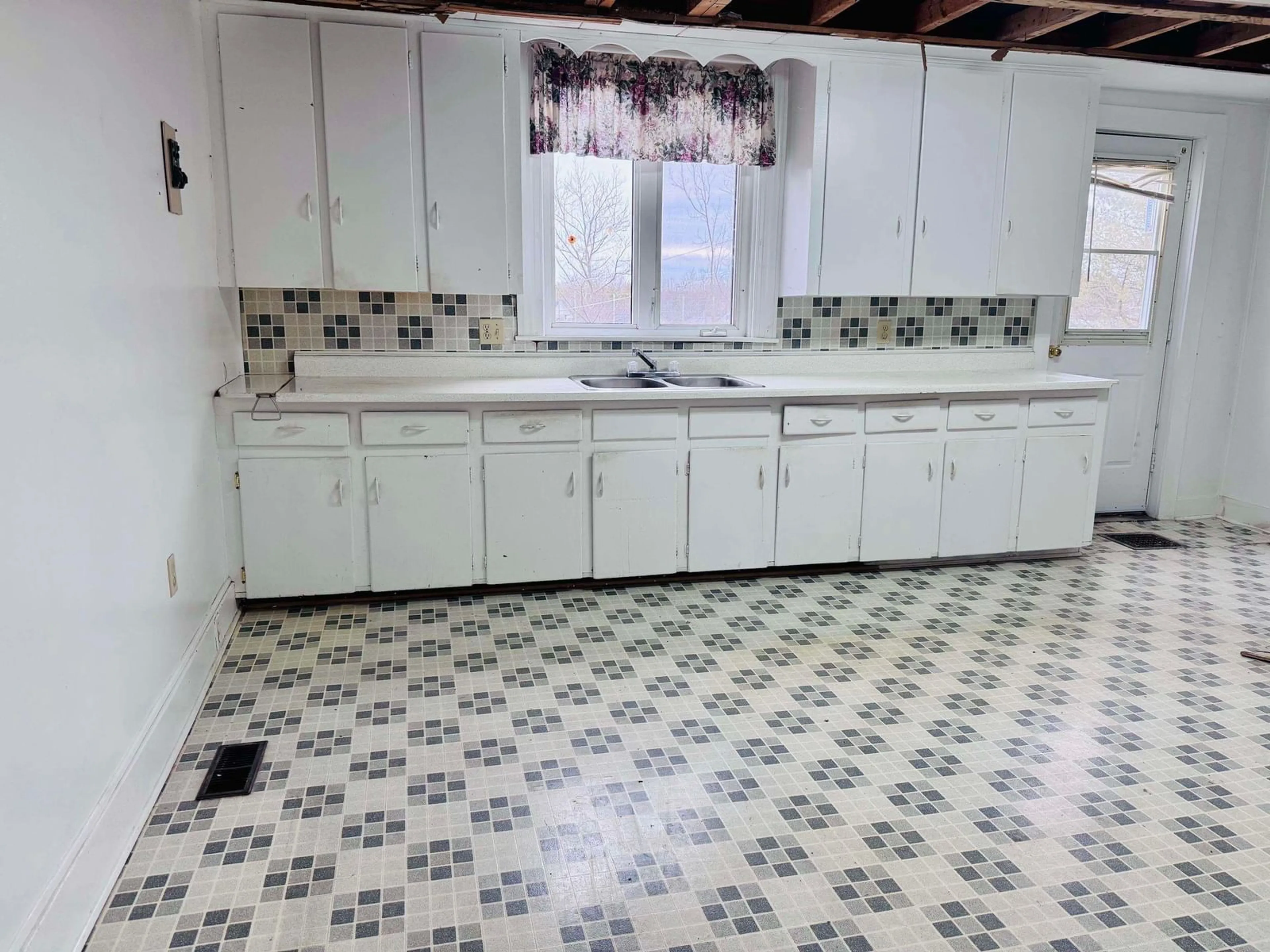 Kitchen with laundary machines, ceramic/tile floor for 18 Willow St, Hantsport Nova Scotia B0P 1P0